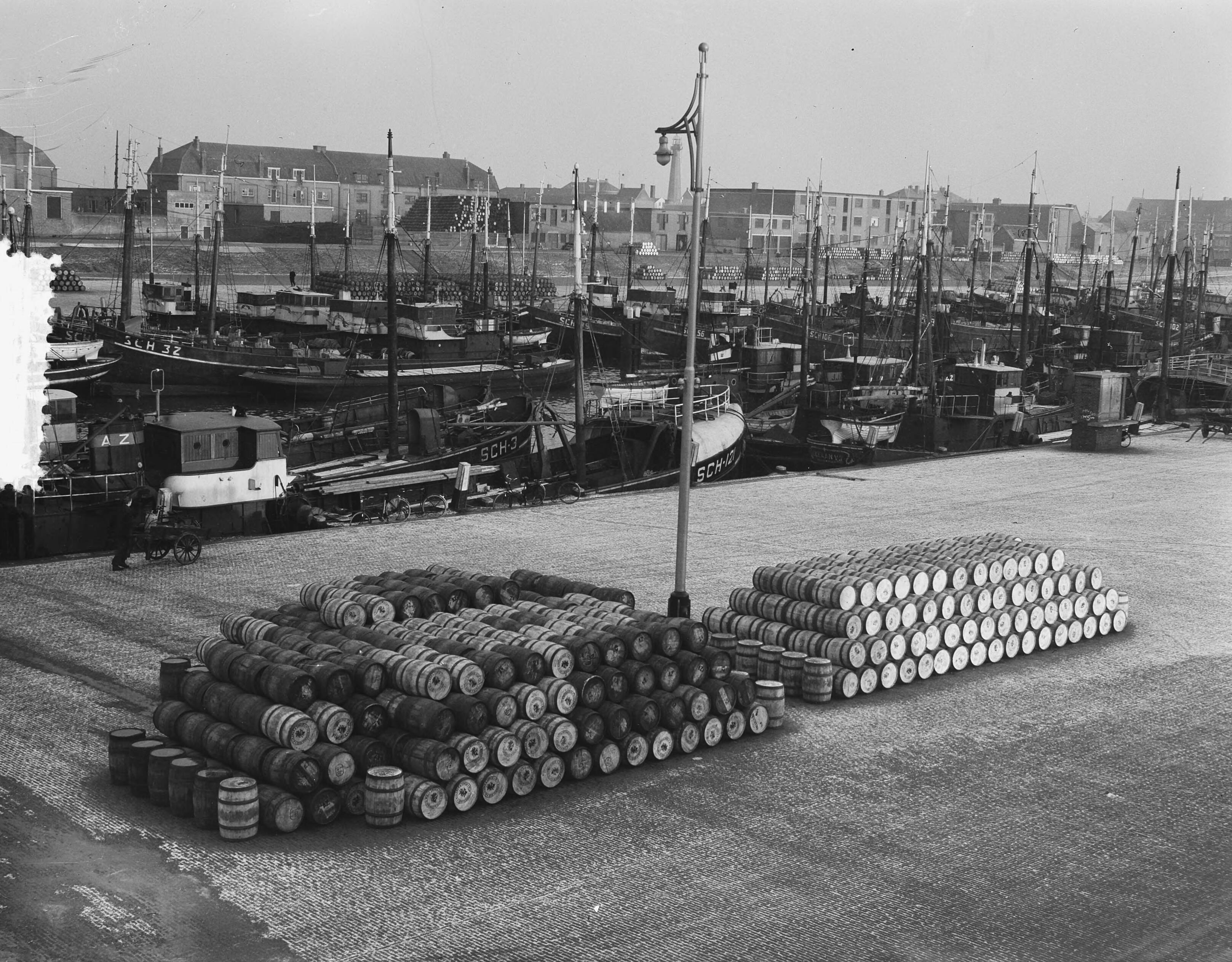 Fotocollectie Anefo — Haringvaten in de haven van Scheveningen — Foto: Duinen, H. van / Anefo. Licentie: Set B: Rechtenvrij / Publiek Domein. Bron: Nationaal Archief. http://hdl.handle.net/10648/a8f573b8-d0b4-102d-bcf8-003048976d84