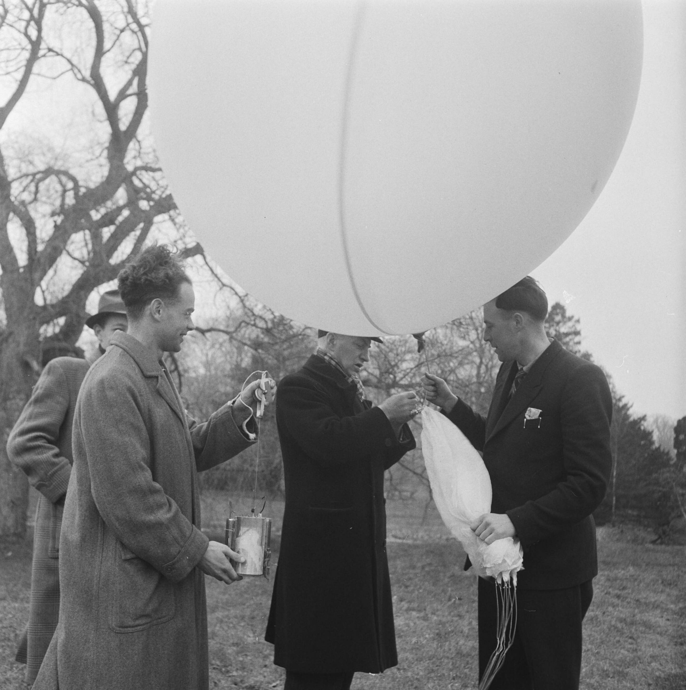 Fotocollectie Anefo — Meteorologisch Instituut te Den Bilt — Foto: Breijer, Charles / Anefo. Licentie: Set B: Rechtenvrij / Publiek Domein. Bron: Nationaal Archief. http://hdl.handle.net/10648/a89b200c-d0b4-102d-bcf8-003048976d84