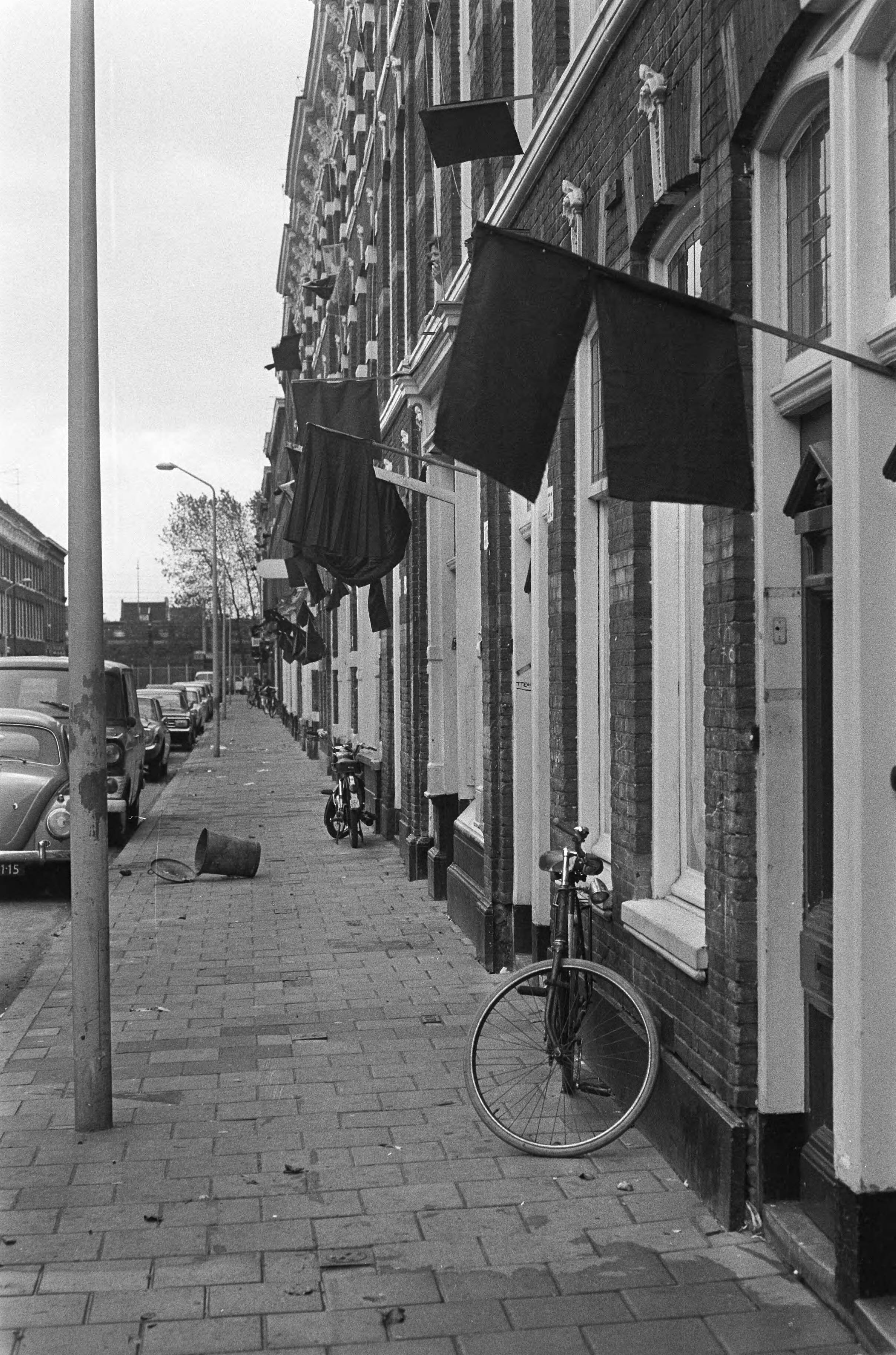 Fotocollectie Anefo — Actie van bewoners Schilderswijk Den Haag voor betere en betaalbare woningen: zwarte vlaggen aan huizen — Foto: Peters, Hans / Anefo. Licentie: Set B: Rechtenvrij / Publiek Domein. Bron: Nationaal Archief. http://hdl.handle.net/10648/abd3a38e-d0b4-102d-bcf8-003048976d84