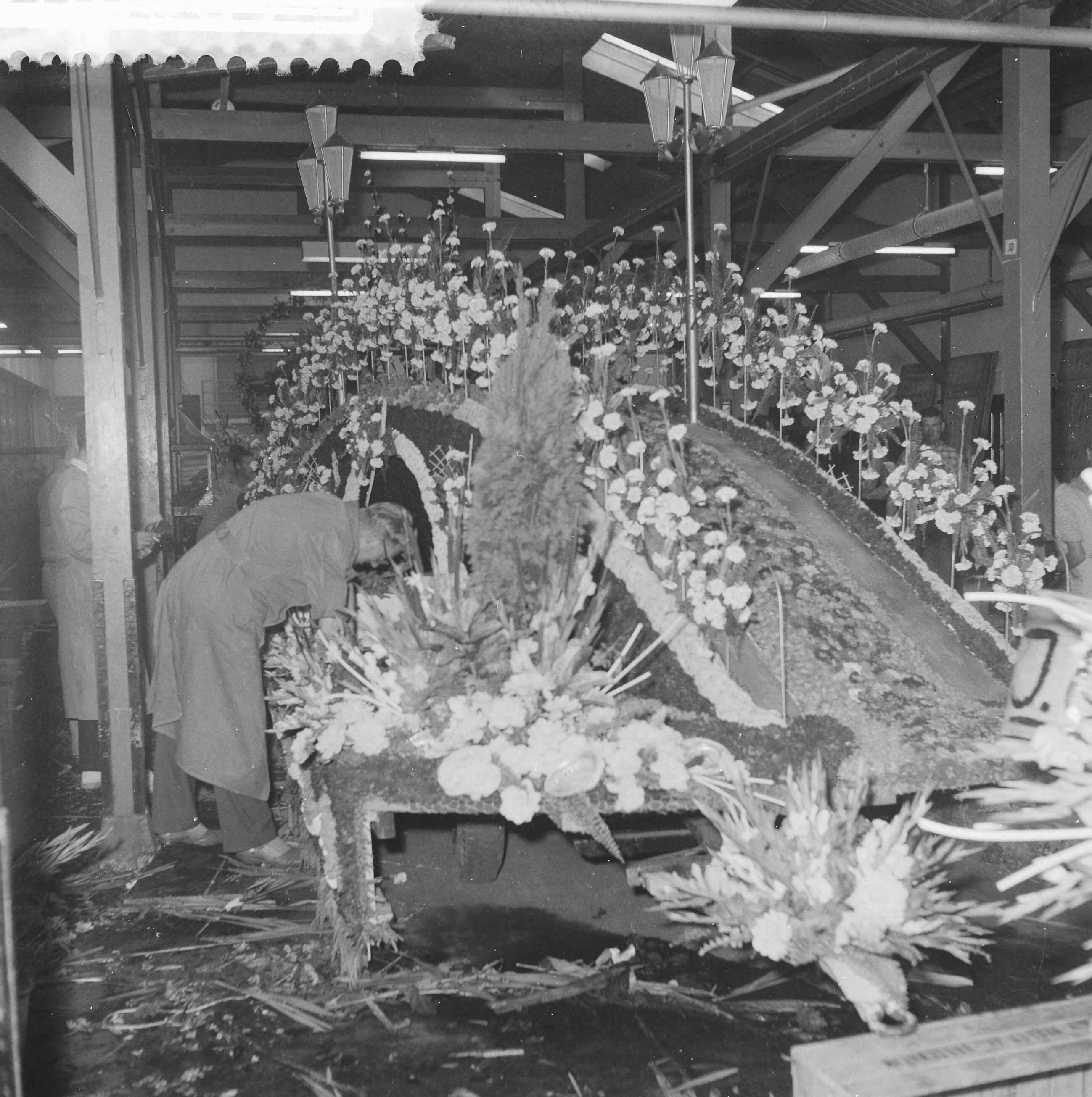 Fotocollectie Anefo — Voorbereidingen voor het bloemencorso — Foto: Noske, J.D. / Anefo. Licentie: Set B: Rechtenvrij / Publiek Domein. Bron: Nationaal Archief. http://hdl.handle.net/10648/a99caaa2-d0b4-102d-bcf8-003048976d84