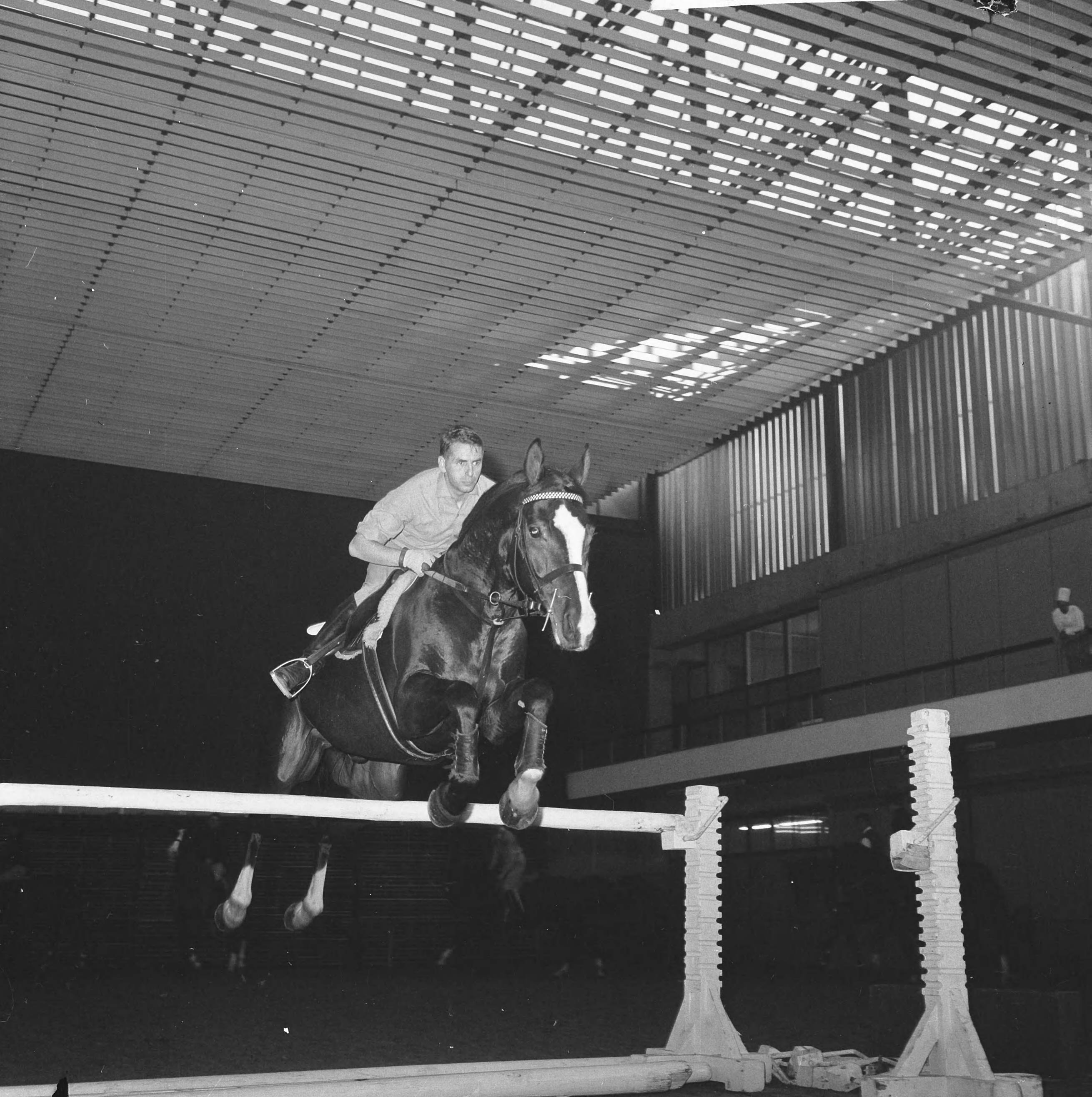 Fotocollectie Anefo — Jaarlijks paardensportevenement Jumping Amsterdam in de RAI. Springruiter Anton Ebben met zijn paard Bastogne tijdens training — Foto: Nijs, Jac. de / Anefo. Licentie: Set B: Rechtenvrij / Publiek Domein. Bron: Nationaal Archief. http://hdl.handle.net/10648/aac85d7c-d0b4-102d-bcf8-003048976d84