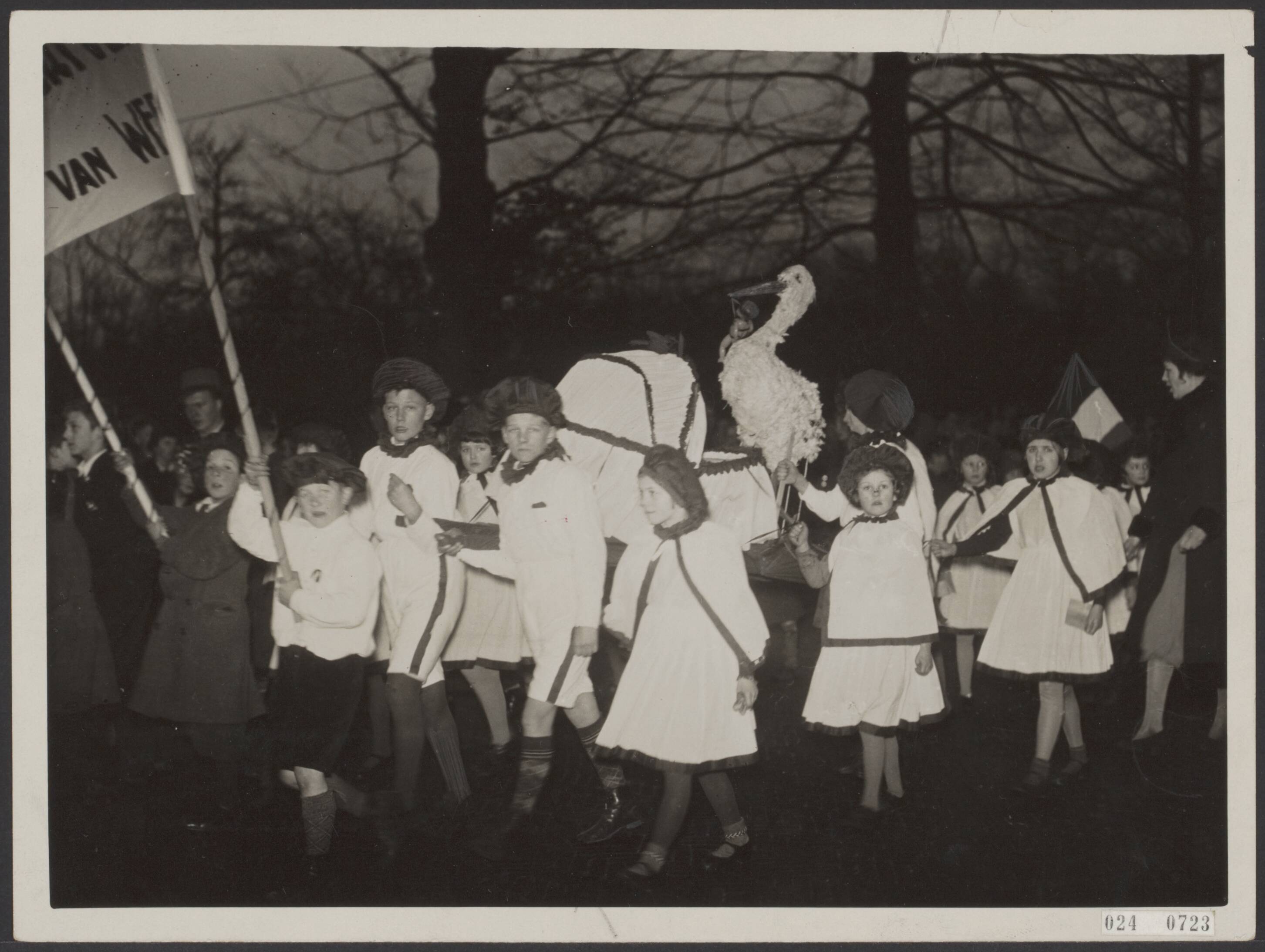 Fotocollectie Elsevier Binnenland — Kinderoptocht te Baarn t.g.v. de geboorte van prinses Beatrix — Foto: N.V. Polygoon. Licentie: Set B: Rechtenvrij / Publiek Domein. Bron: Nationaal Archief. http://hdl.handle.net/10648/add848ce-d0b4-102d-bcf8-003048976d84