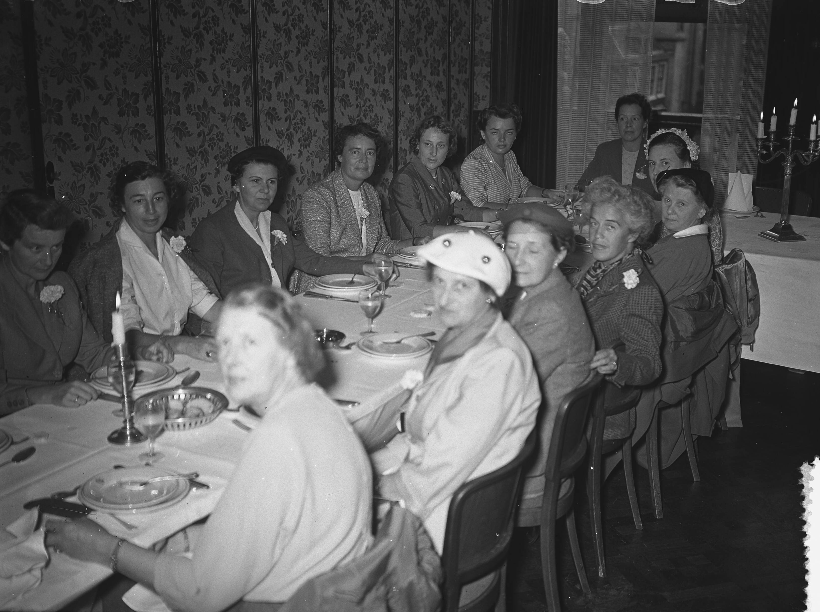 Fotocollectie Anefo — Congres van Assuradeuren te Den Haag — Foto: Bilsen, Joop van / Anefo. Licentie: Set B: Rechtenvrij / Publiek Domein. Bron: Nationaal Archief. http://hdl.handle.net/10648/a928f2c4-d0b4-102d-bcf8-003048976d84