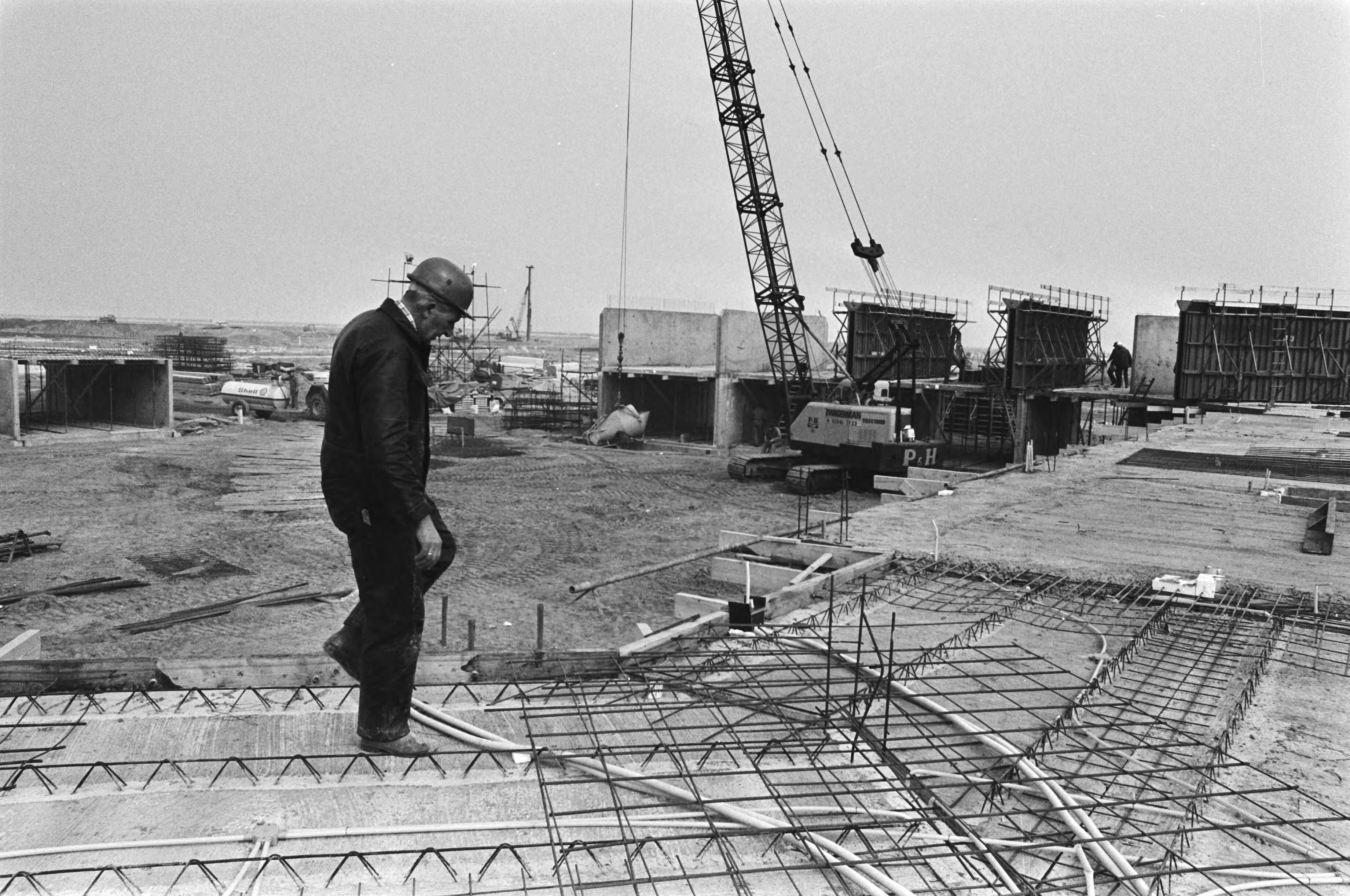Fotocollectie Anefo — Bouw Almere in Flevopolder begonnen; bouw van de eerste huizen — Foto: Mieremet, Rob / Anefo. Licentie: Set B: Rechtenvrij / Publiek Domein. Bron: Nationaal Archief. http://hdl.handle.net/10648/ac7f1e80-d0b4-102d-bcf8-003048976d84