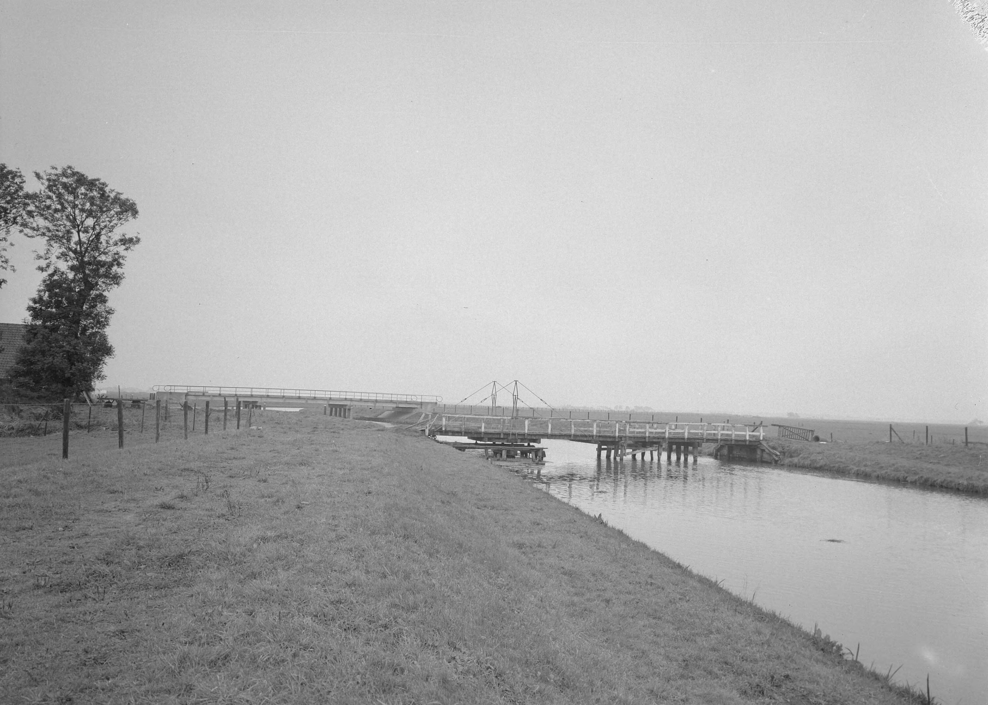 Fotocollectie Nederlandse Heidemaatschappij — Nieuwe- en oude brug in de Oostermoerse vaart bij de Knijpe te Zuidlaren — Foto: Eyssen, [...] / Heidemij. Licentie: Set B: Rechtenvrij / Publiek Domein. Bron: Nationaal Archief. http://hdl.handle.net/10648/ae73ba98-d0b4-102d-bcf8-003048976d84