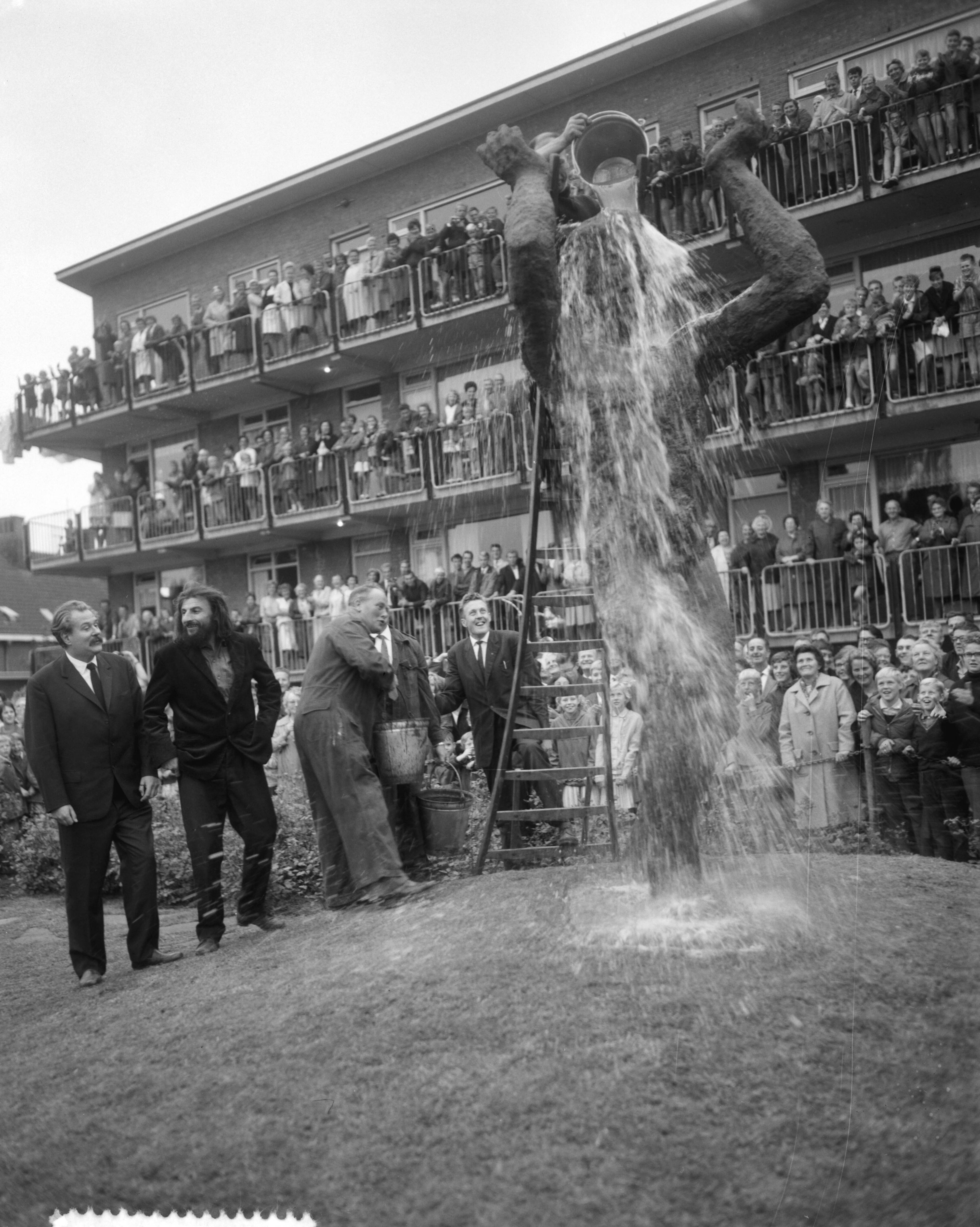 Fotocollectie Anefo — Onthulling beeld "Pourquoi" van beeldhouwer Miletic — Foto: Bilsen, Joop van / Anefo. Licentie: Set B: Rechtenvrij / Publiek Domein. Bron: Nationaal Archief. http://hdl.handle.net/10648/aa734e90-d0b4-102d-bcf8-003048976d84