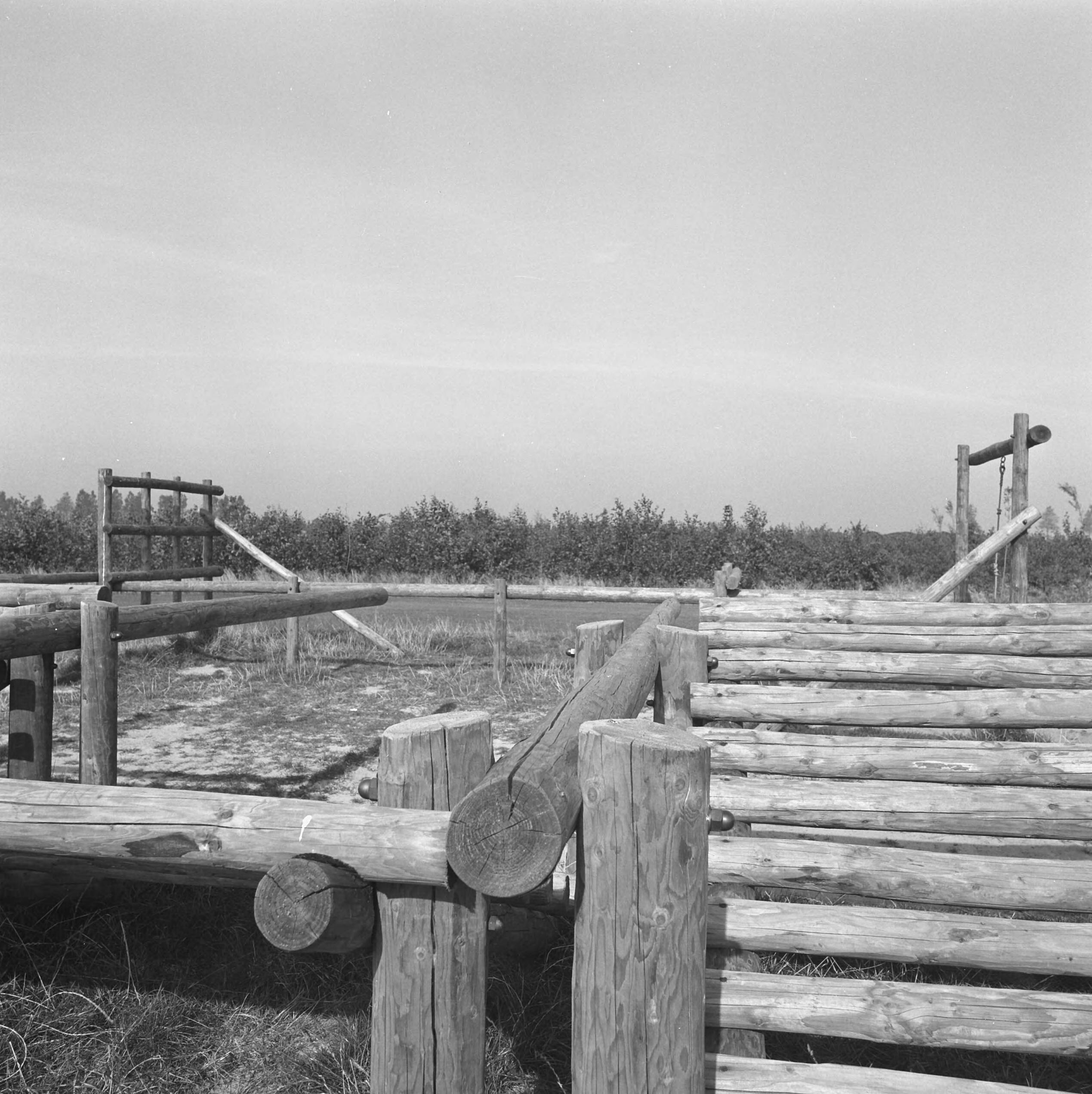 Fotocollectie Nederlandse Heidemaatschappij — Zoetermeer. Speelwerktuigen rond flats — Foto: Fotograaf Onbekend / Heidemij. Licentie: Set B: Rechtenvrij / Publiek Domein. Bron: Nationaal Archief. http://hdl.handle.net/10648/ae834aee-d0b4-102d-bcf8-003048976d84