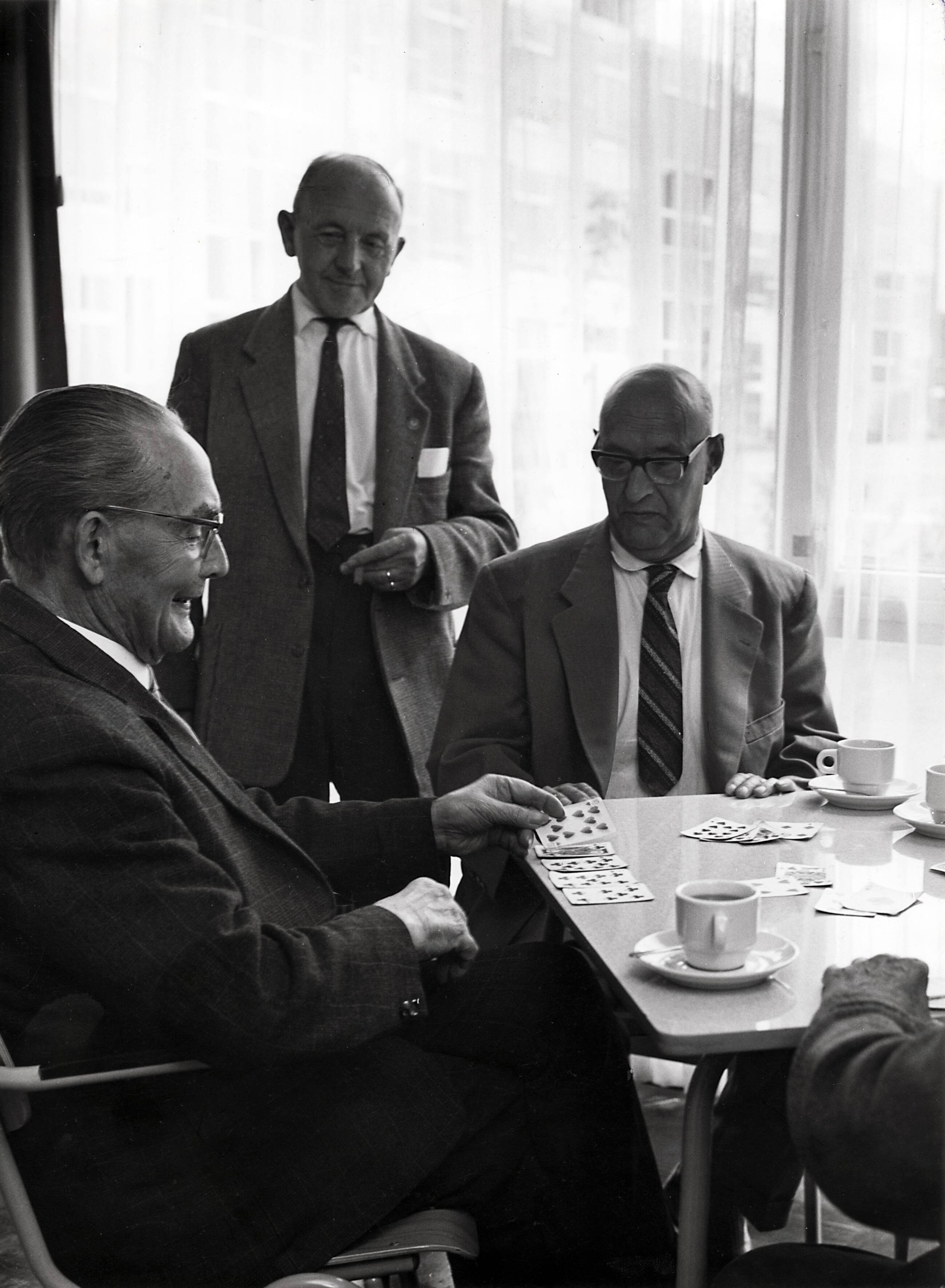 Collectie nader te bepalen — Drukkerij N.V. De Spaarnestad. Gepensioneerden, 1964. — Foto: Fotograaf Onbekend / Fotobureau onbekend / Spaarnestad Photo (05887). Licentie: Set B: Rechtenvrij / Publiek Domein. Bron: Nationaal Archief. http://hdl.handle.net/10648/35429da6-3c1b-a382-e063-6df0900a6686