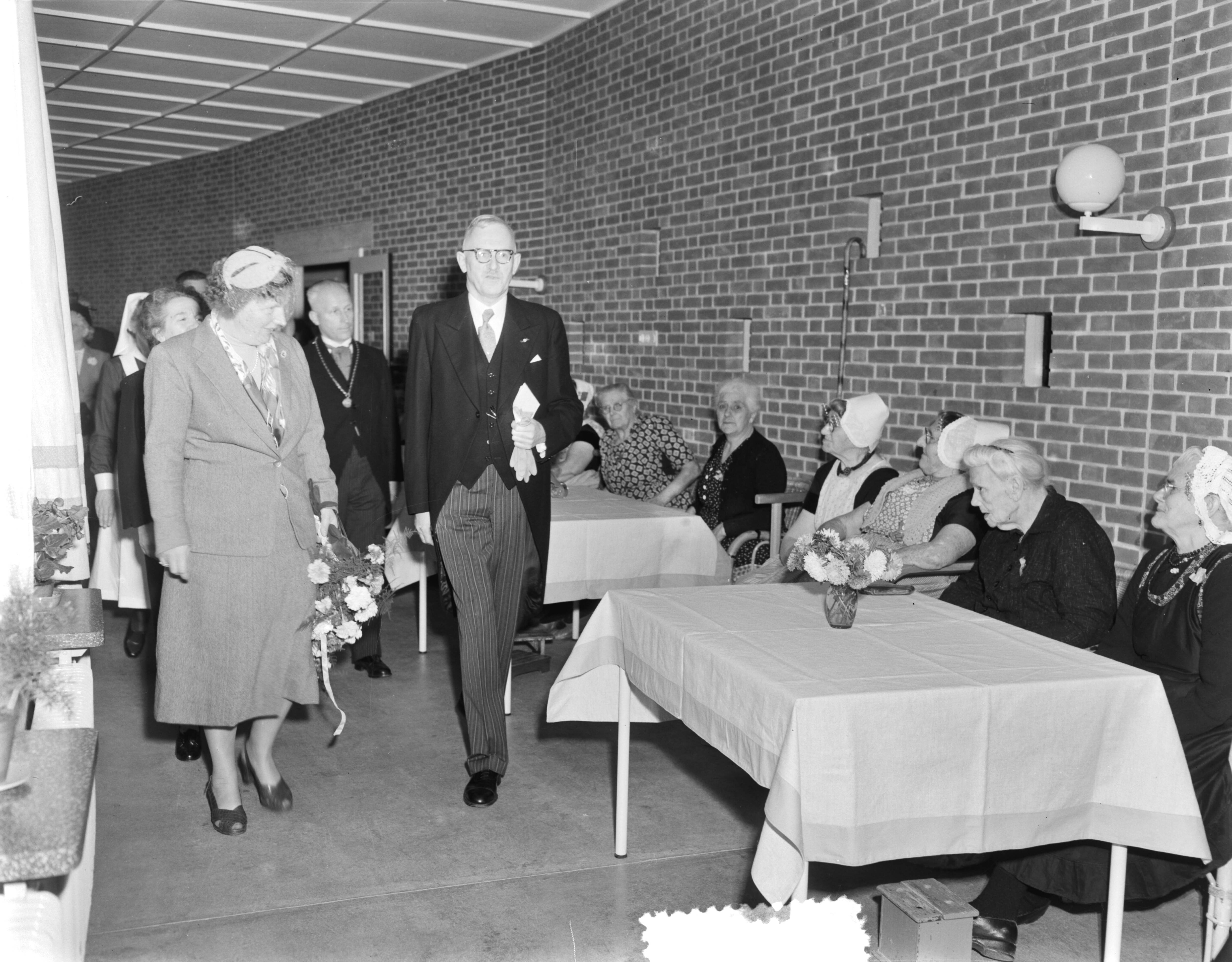 Koningin Juliana verricht de opening van de uitbreiding van het verpleeghuis Der Boede — Koningin Juliana op Duiveland, Het verpleeghuis Der Boede in Koudekerke, Koningin Juliana krijgt een rondleiding door het verpleeghuis — Foto: Duinen, G.W. van / Anefo. Licentie: Set B: Rechtenvrij / Publiek Domein. Bron: Nationaal Archief. http://hdl.handle.net/10648/a9143f28-d0b4-102d-bcf8-003048976d84