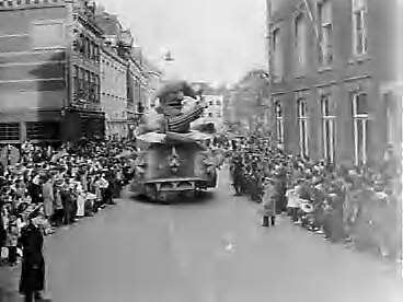 Fotocollectie Anefo — Carnavaloptocht in Maastricht — Foto: Rossem, Wim van / Anefo. Licentie: Set B: Rechtenvrij / Publiek Domein. Bron: Nationaal Archief. http://hdl.handle.net/10648/a9759e76-d0b4-102d-bcf8-003048976d84