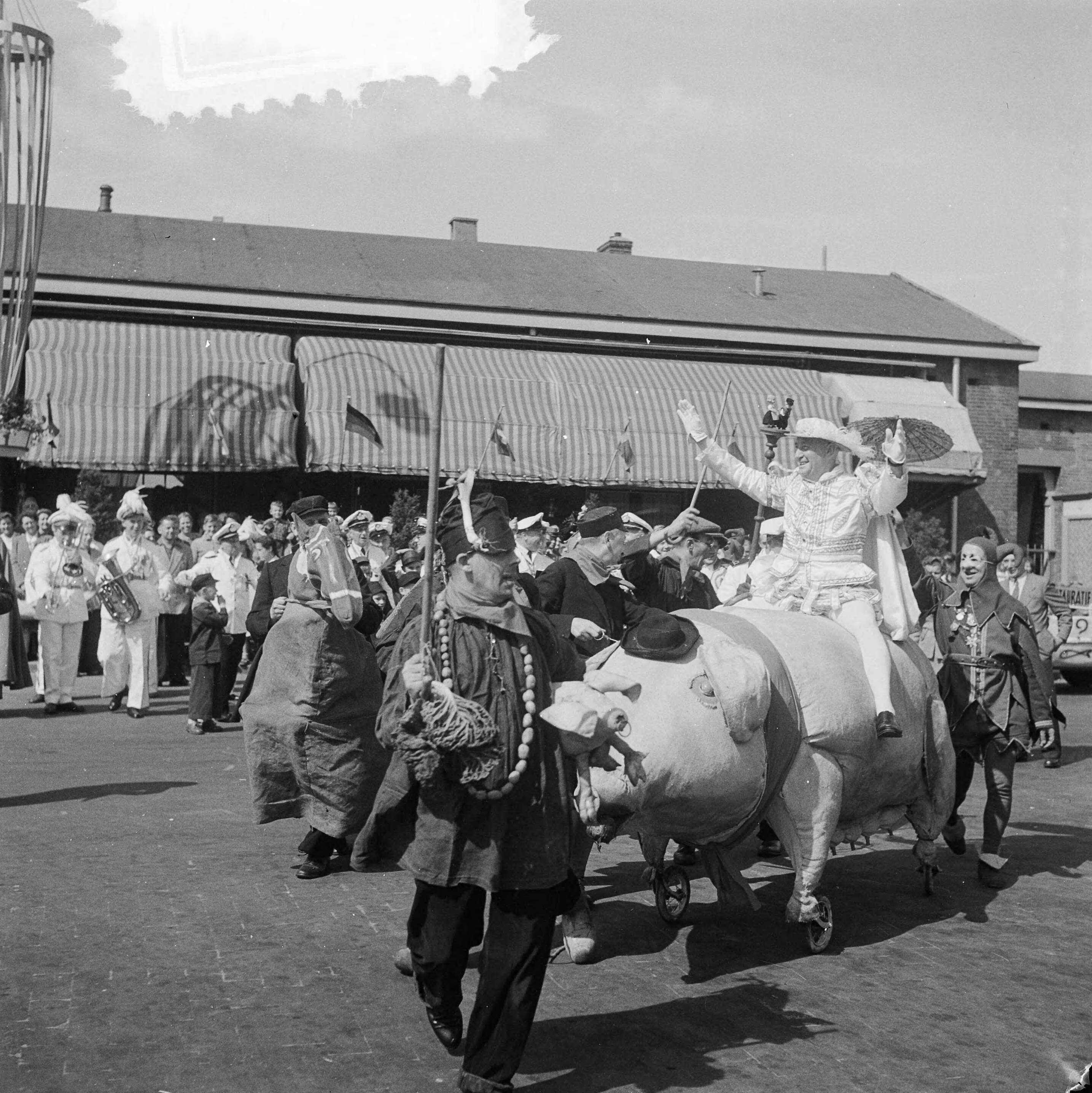 Fotocollectie Anefo — Carnaval Breda. Intocht prins Maskerado III — Foto: Noske, J.D. / Anefo. Licentie: Set B: Rechtenvrij / Publiek Domein. Bron: Nationaal Archief. http://hdl.handle.net/10648/a91066b4-d0b4-102d-bcf8-003048976d84