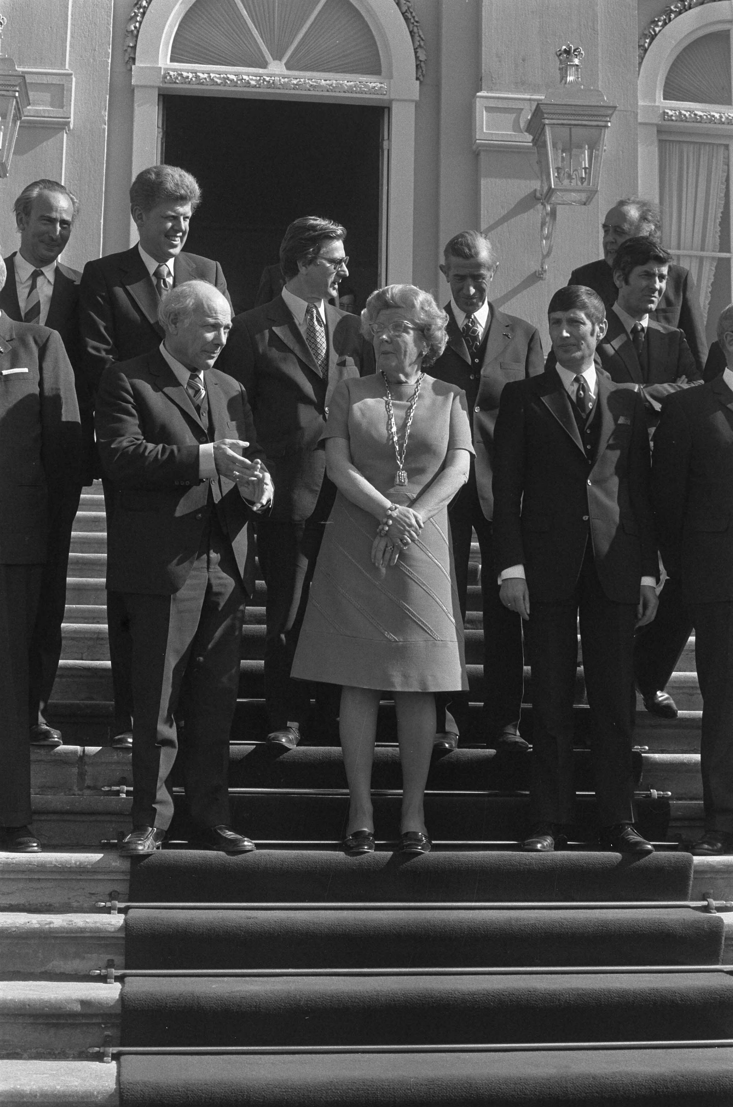 Kabinet Den Uyl beëdigd op Paleis Huis ten Bosch — Koningin Juliana met het kabinet Den Uyl op de trappen van het paleis. Joop den Uyl, koningin Juliana en Dries van Agt — Foto: Verhoeff, Bert / Anefo. Licentie: Set B: Rechtenvrij / Publiek Domein. Bron: Nationaal Archief. http://hdl.handle.net/10648/ac2c1456-d0b4-102d-bcf8-003048976d84