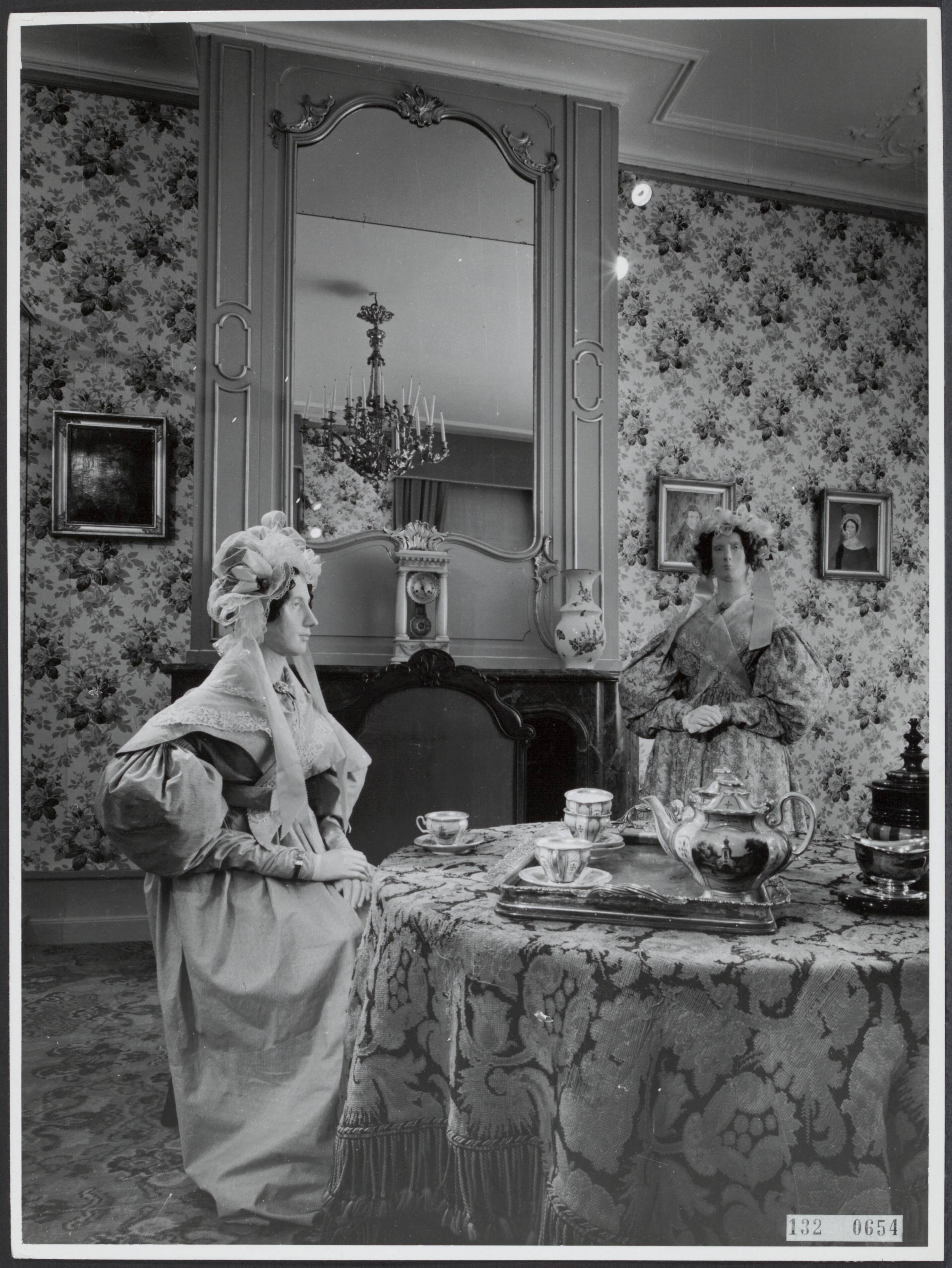 Fotocollectie Rijksvoorlichtingsdienst Eigen — Nederlands Kostuummuseum — Foto: Fotodienst Gemeente Den Haag. Licentie: Set B: Rechtenvrij / Publiek Domein. Bron: Nationaal Archief. http://hdl.handle.net/10648/af54793e-d0b4-102d-bcf8-003048976d84