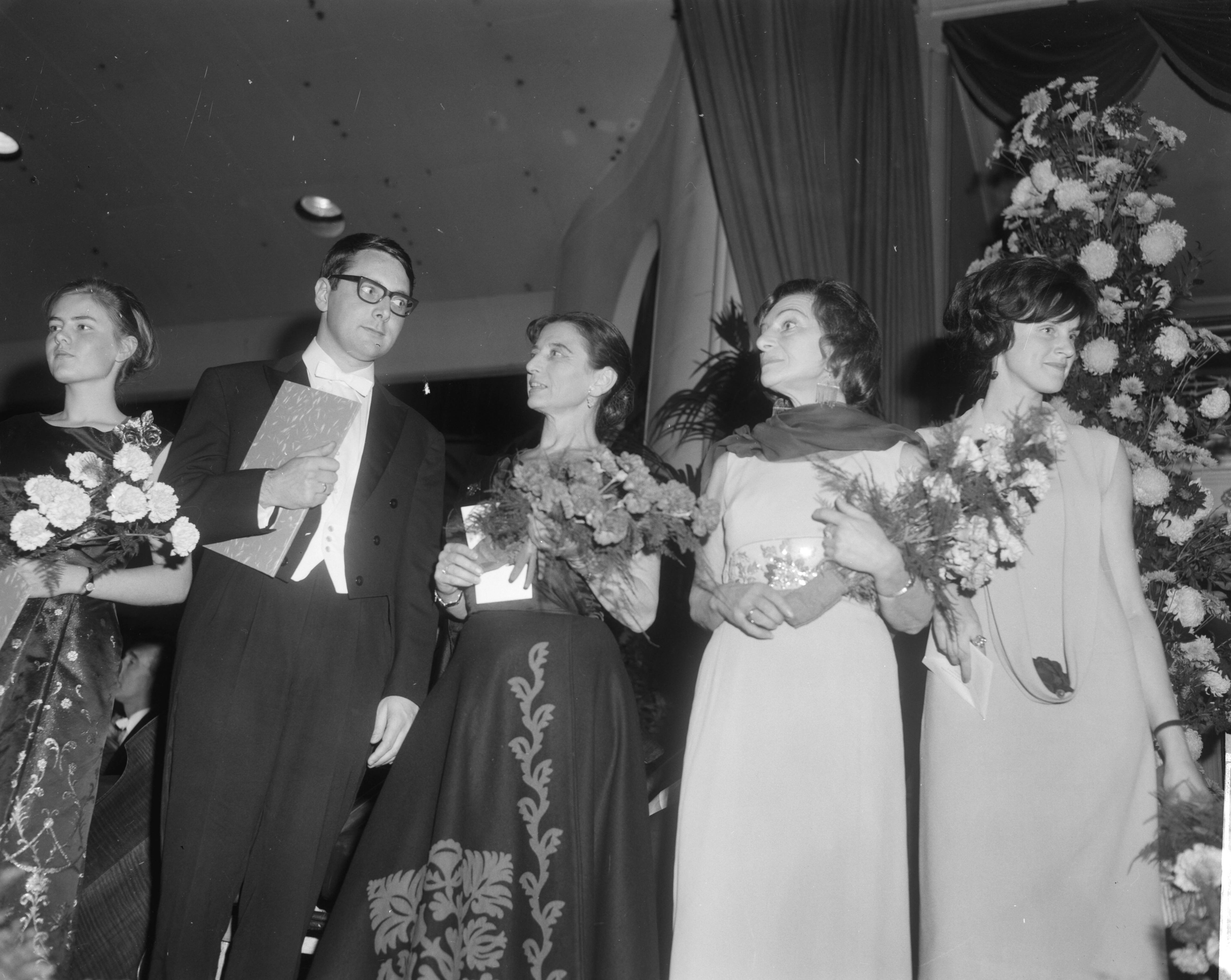 Fotocollectie Anefo — Uitreiking van de EMS Cultuurprijzen in het Kurhaus te Scheveningen; de prijswinnaars vlnr. Abbie de Quant, Peter van Munster, Hans Snoek, Sonia Gaskell en Edith Imkamp-van der Does Willebois — Foto: Bilsen, Joop van / Anefo. Licentie: Set B: Rechtenvrij / Publiek Domein. Bron: Nationaal Archief. http://hdl.handle.net/10648/aacfe330-d0b4-102d-bcf8-003048976d84