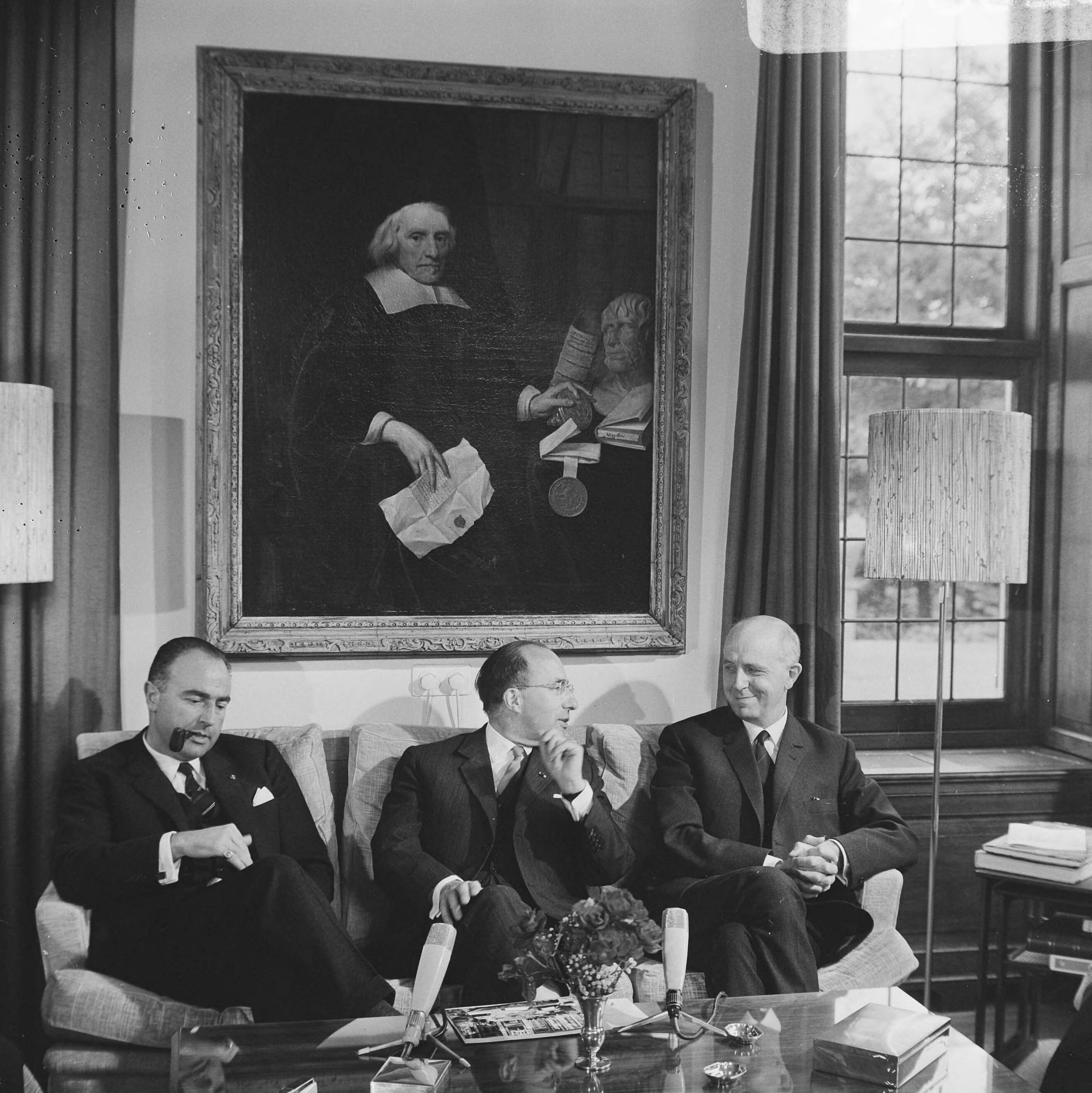 Belgisch bezoek op het Catshuis te Den Haag — v.l.n.r. de Belgisch politicus en premier Paul Vanden Boeynants, de Nederlandse premierJo Cals en de Belgische eerste minister Pierre Harmel — Foto: Koch, Eric / Anefo. Licentie: Set B: Rechtenvrij / Publiek Domein. Bron: Nationaal Archief. http://hdl.handle.net/10648/aafe1e08-d0b4-102d-bcf8-003048976d84