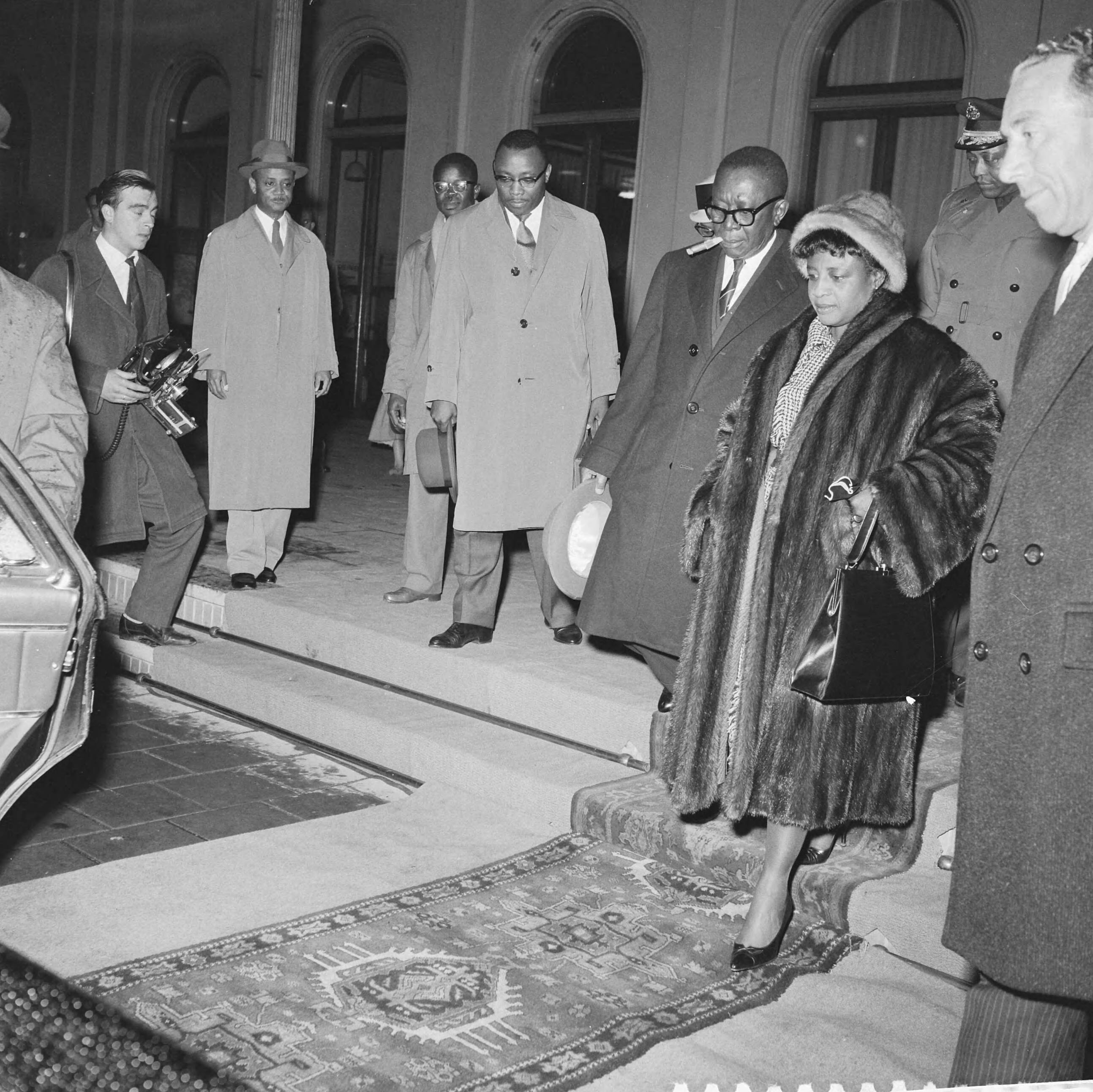 Fotocollectie Anefo — Aankomst van de Liberiaanse president Tubman van Liberia en zijn echtgenote op station Staatsspoor te Den Haag — Foto: Behrens, Herbert F. / Anefo. Licentie: Set B: Rechtenvrij / Publiek Domein. Bron: Nationaal Archief. http://hdl.handle.net/10648/a9bba984-d0b4-102d-bcf8-003048976d84