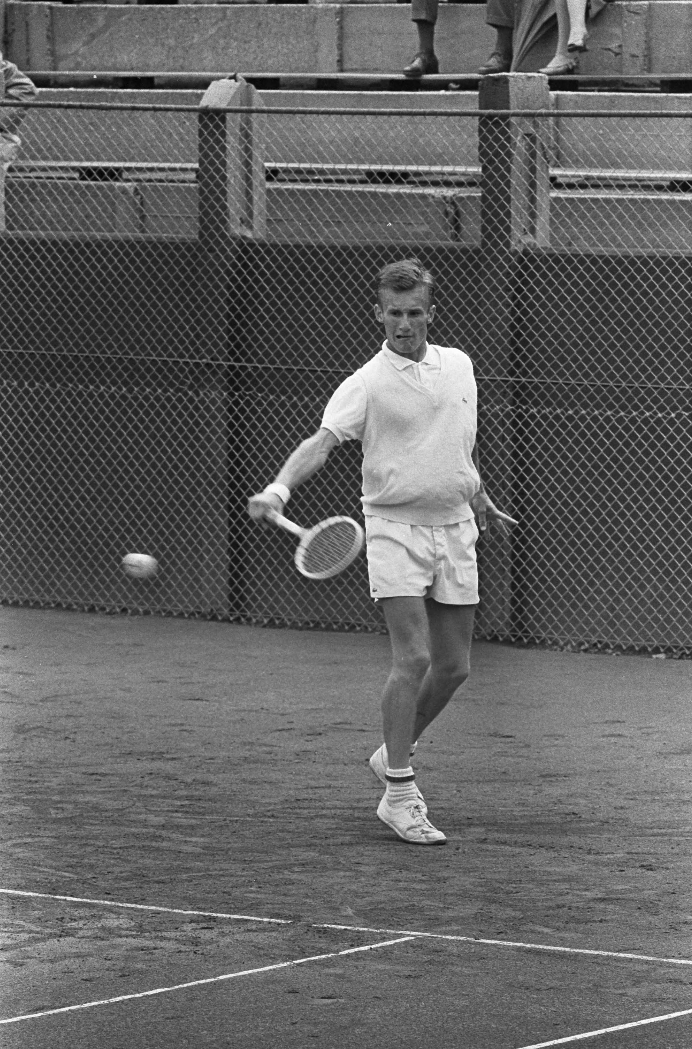 Fotocollectie Anefo — Nationale Tenniskampioenschappen te Scheveningen. J. Coebergh in aktie — Foto: Kroon, Ron / Anefo. Licentie: Set B: Rechtenvrij / Publiek Domein. Bron: Nationaal Archief. http://hdl.handle.net/10648/ab22b772-d0b4-102d-bcf8-003048976d84