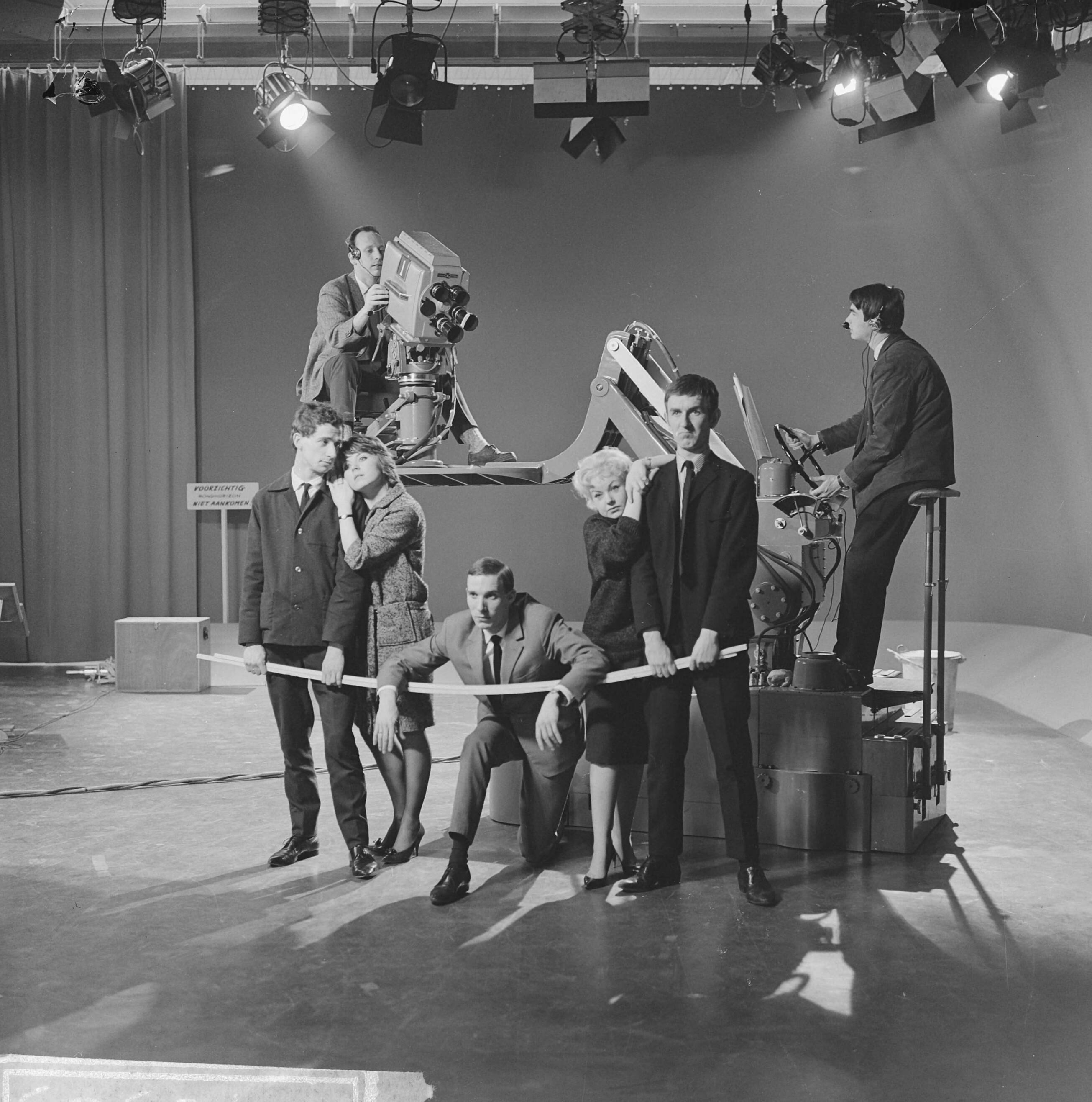 Fotocollectie Anefo — Nieuwe tv-studio voor NTS in gebruik genomen — Foto: Koch, Eric / Anefo. Licentie: Set B: Rechtenvrij / Publiek Domein. Bron: Nationaal Archief. http://hdl.handle.net/10648/aa243774-d0b4-102d-bcf8-003048976d84