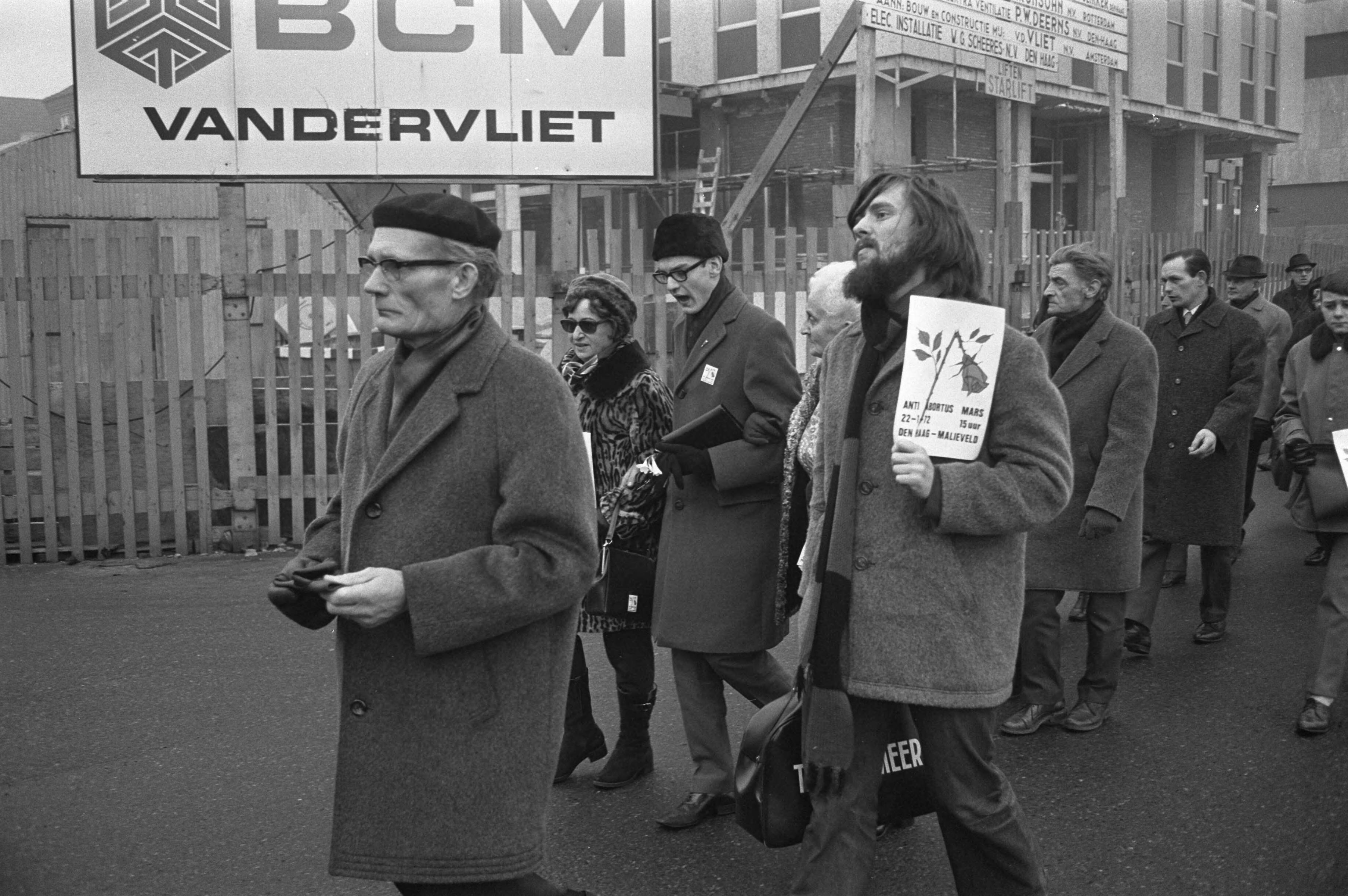 Fotocollectie Anefo — Anti-abortusmars in Den Haag , demonstranten — Foto: Peters, Hans / Anefo. Licentie: Set B: Rechtenvrij / Publiek Domein. Bron: Nationaal Archief. http://hdl.handle.net/10648/abdedb3c-d0b4-102d-bcf8-003048976d84
