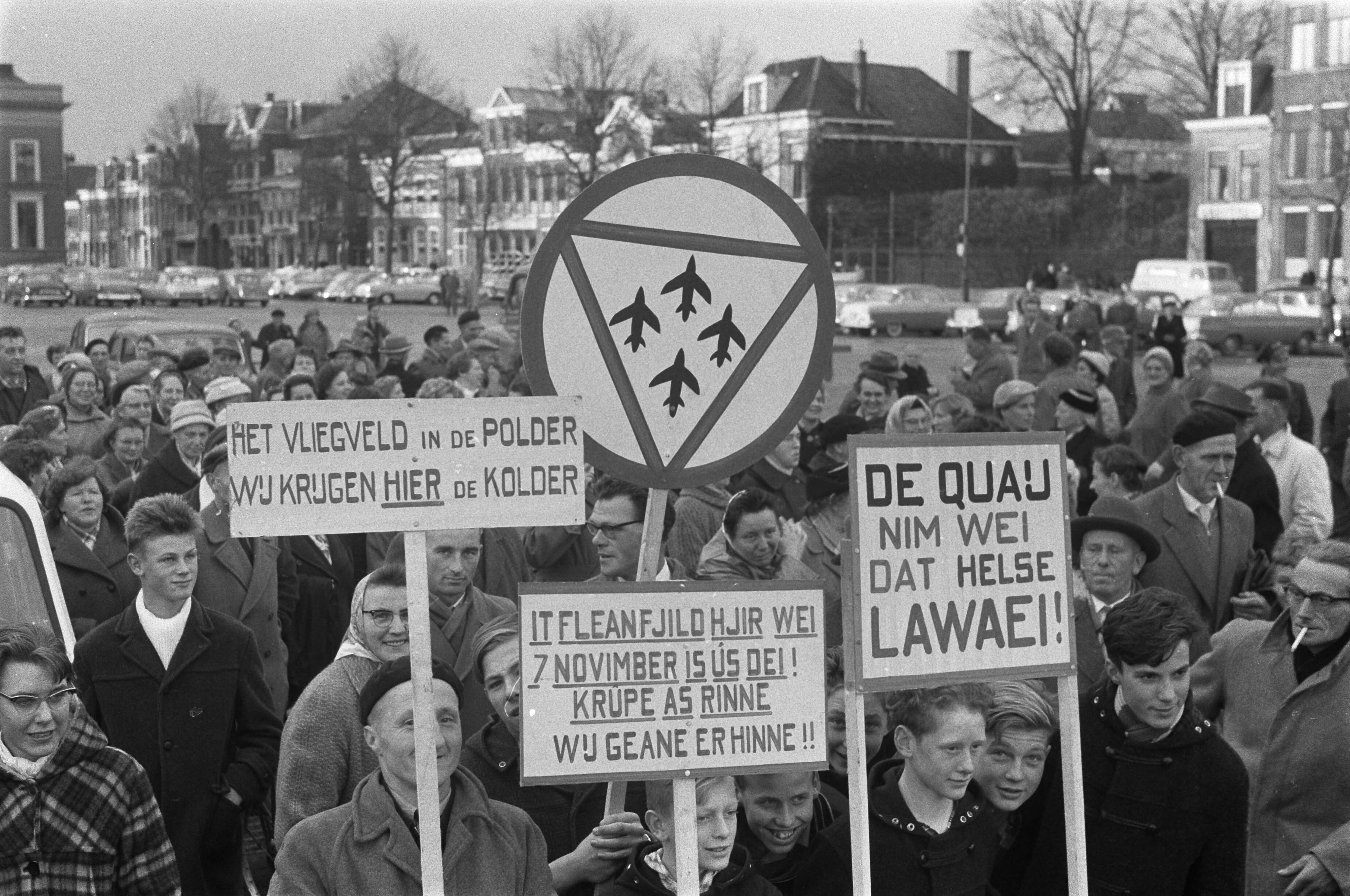 Fotocollectie Anefo — Protestdemonstratie tegen uitbreiding basis Leeuwarden. Protesterende bevolking voor het provinciehuis — Foto: Pot, Harry / Anefo. Licentie: Set B: Rechtenvrij / Publiek Domein. Bron: Nationaal Archief. http://hdl.handle.net/10648/a9be038c-d0b4-102d-bcf8-003048976d84