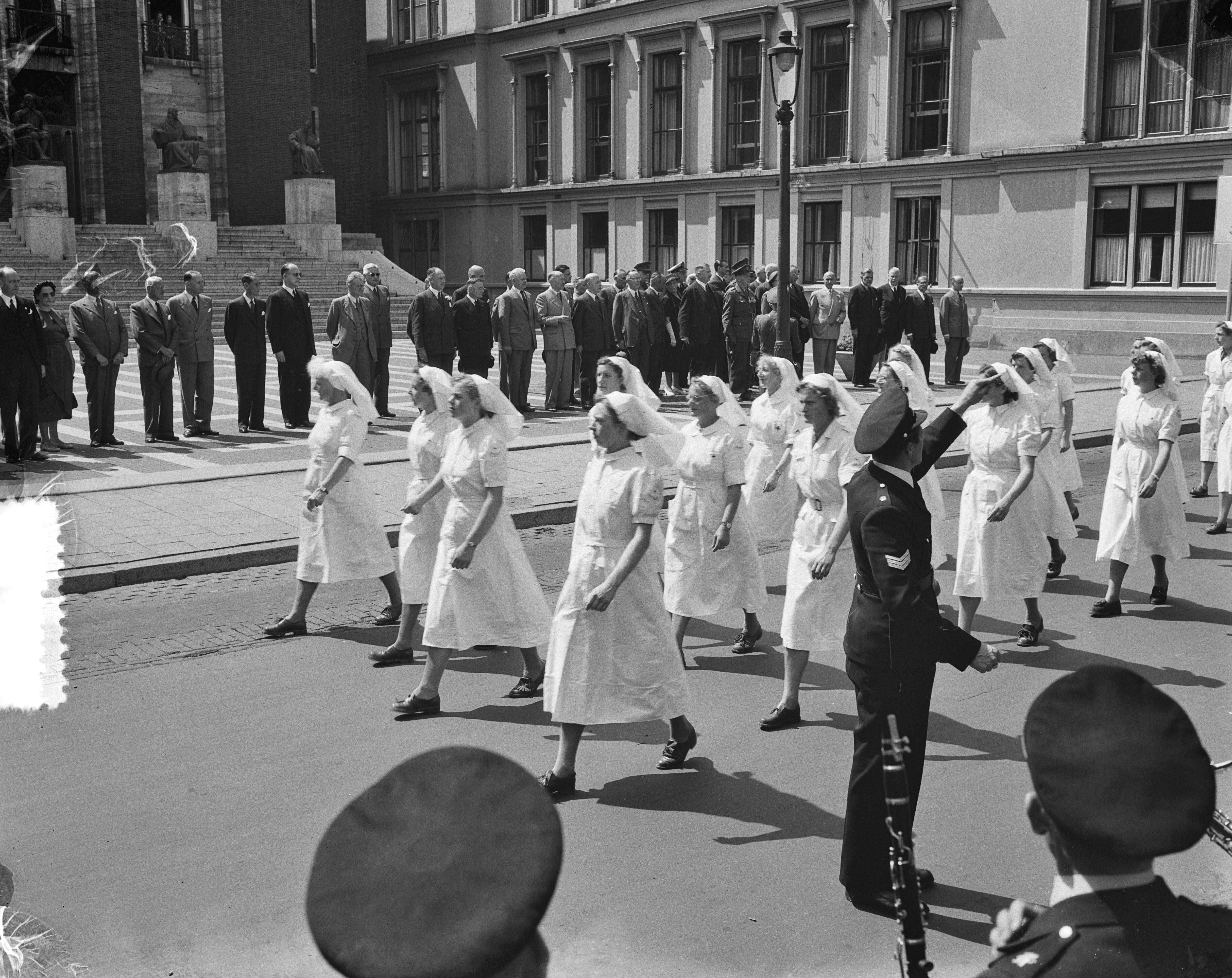 Fotocollectie Anefo — Defilé voor het hoofdbestuur van het Rode Kruis voor het gebouw van de Hoge Raad op het Plein te Den Haag. Verpleegsters — Foto: Consenheim, Wim / Anefo. Licentie: Set B: Rechtenvrij / Publiek Domein. Bron: Nationaal Archief. http://hdl.handle.net/10648/a8fc2b5e-d0b4-102d-bcf8-003048976d84