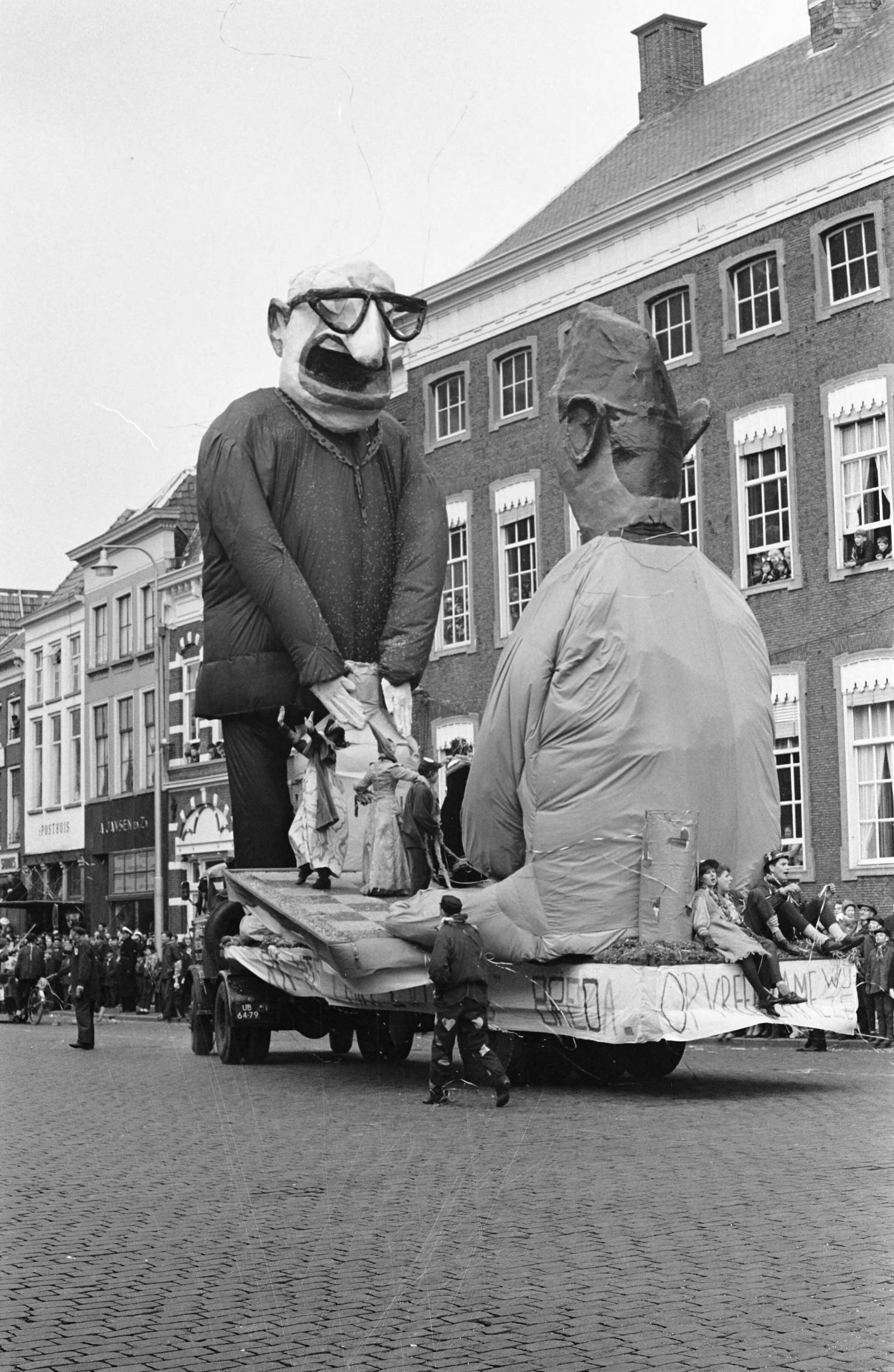 Fotocollectie Anefo — Carnaval in Breda. Praalwagen met De Quay en Soekarno — Foto: Rossem, Wim van / Anefo. Licentie: Set B: Rechtenvrij / Publiek Domein. Bron: Nationaal Archief. http://hdl.handle.net/10648/a9fc02b8-d0b4-102d-bcf8-003048976d84