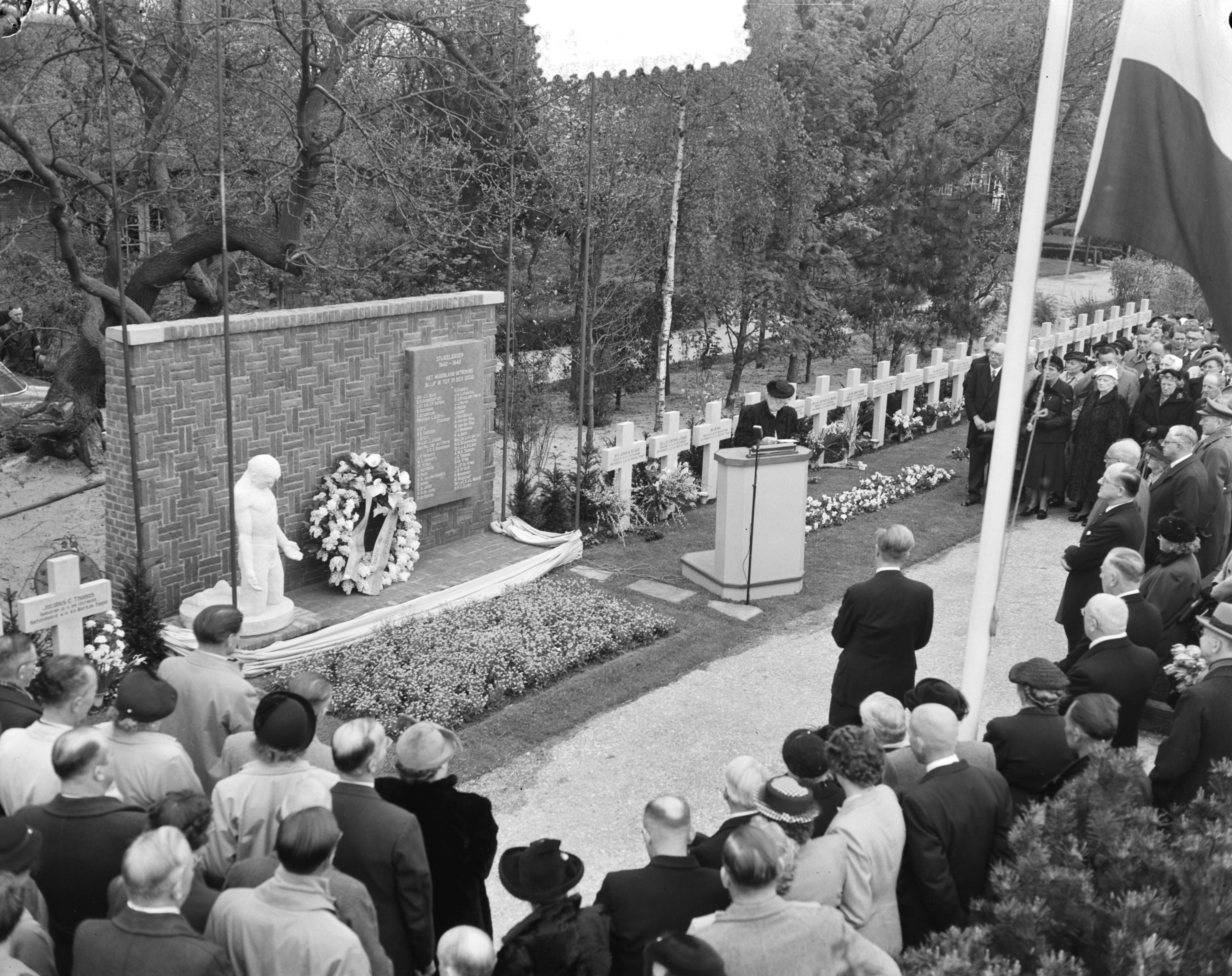 Fotocollectie Anefo — Dodenherdenking. Op de begraafplaats Westduin in Den Haag wordt een eregraf c.q. monument voor de Stijkelgroep onthuld — Foto: Duinen, G.W. van / Anefo. Licentie: Set B: Rechtenvrij / Publiek Domein. Bron: Nationaal Archief. http://hdl.handle.net/10648/a90b6e3e-d0b4-102d-bcf8-003048976d84