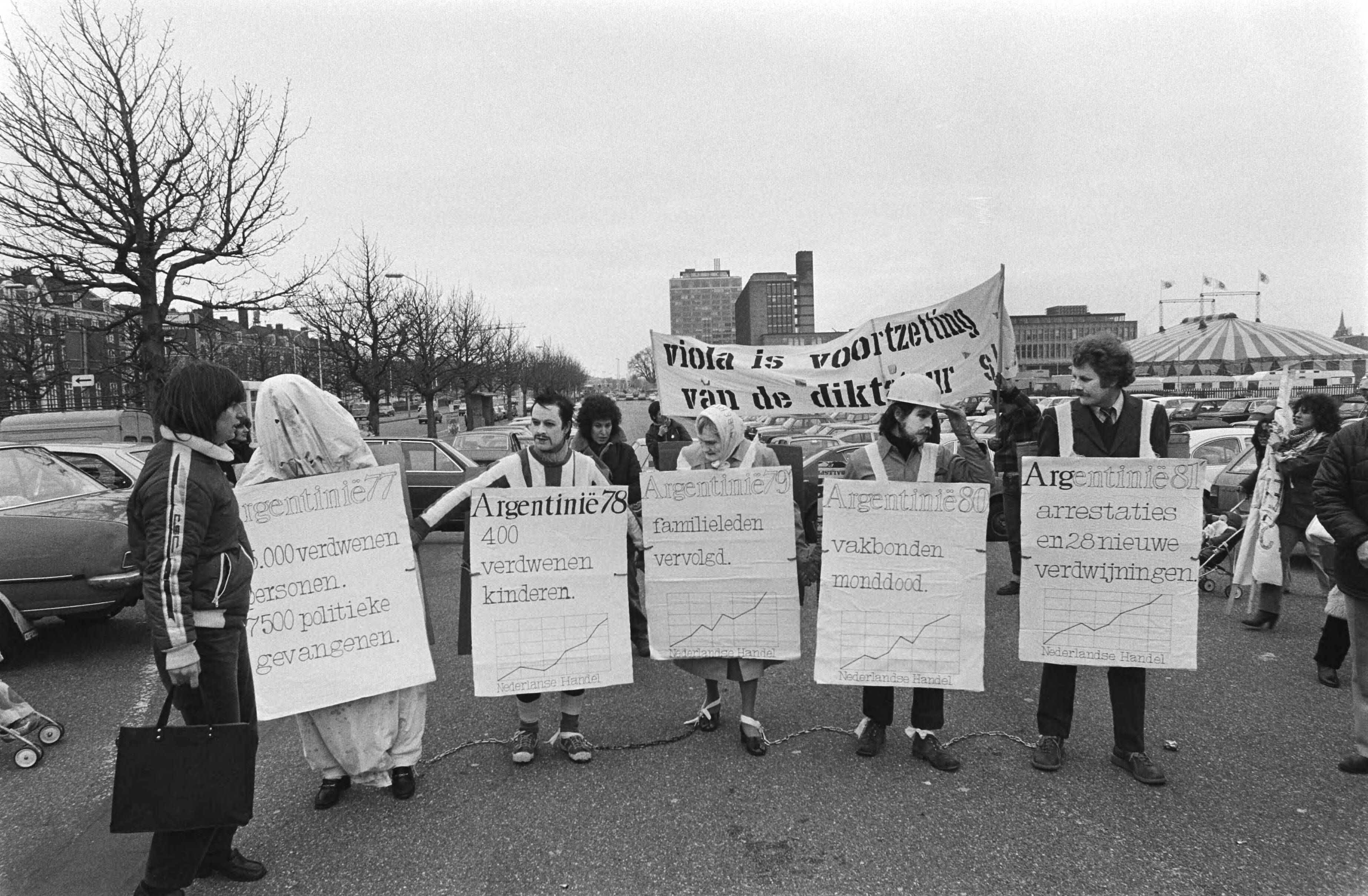Fotocollectie Anefo — Demonstratie in Den Haag tegen dictatuur in Argentinie, demonstranten onderweg — Foto: Dijk, Hans van / Anefo. Licentie: Set B: Rechtenvrij / Publiek Domein. Bron: Nationaal Archief. http://hdl.handle.net/10648/acf7dc30-d0b4-102d-bcf8-003048976d84