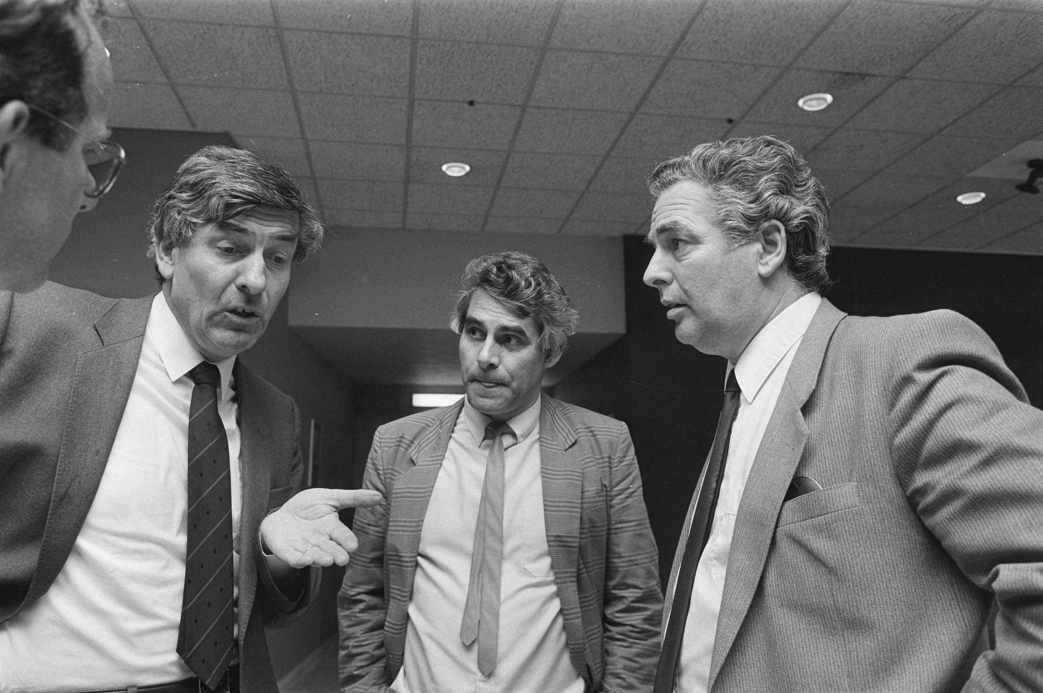 Fotocollectie Anefo — Overleg Kabinet met Stichting van de Arbeid in Den Haag; vlnr: premier Lubbers , FNV vice voorzitter Johan Stekelenburg , FNV voorzitter Hans Pont — Foto: Croes, Rob C. / Anefo. Licentie: Set B: Rechtenvrij / Publiek Domein. Bron: Nationaal Archief. http://hdl.handle.net/10648/ad52da40-d0b4-102d-bcf8-003048976d84