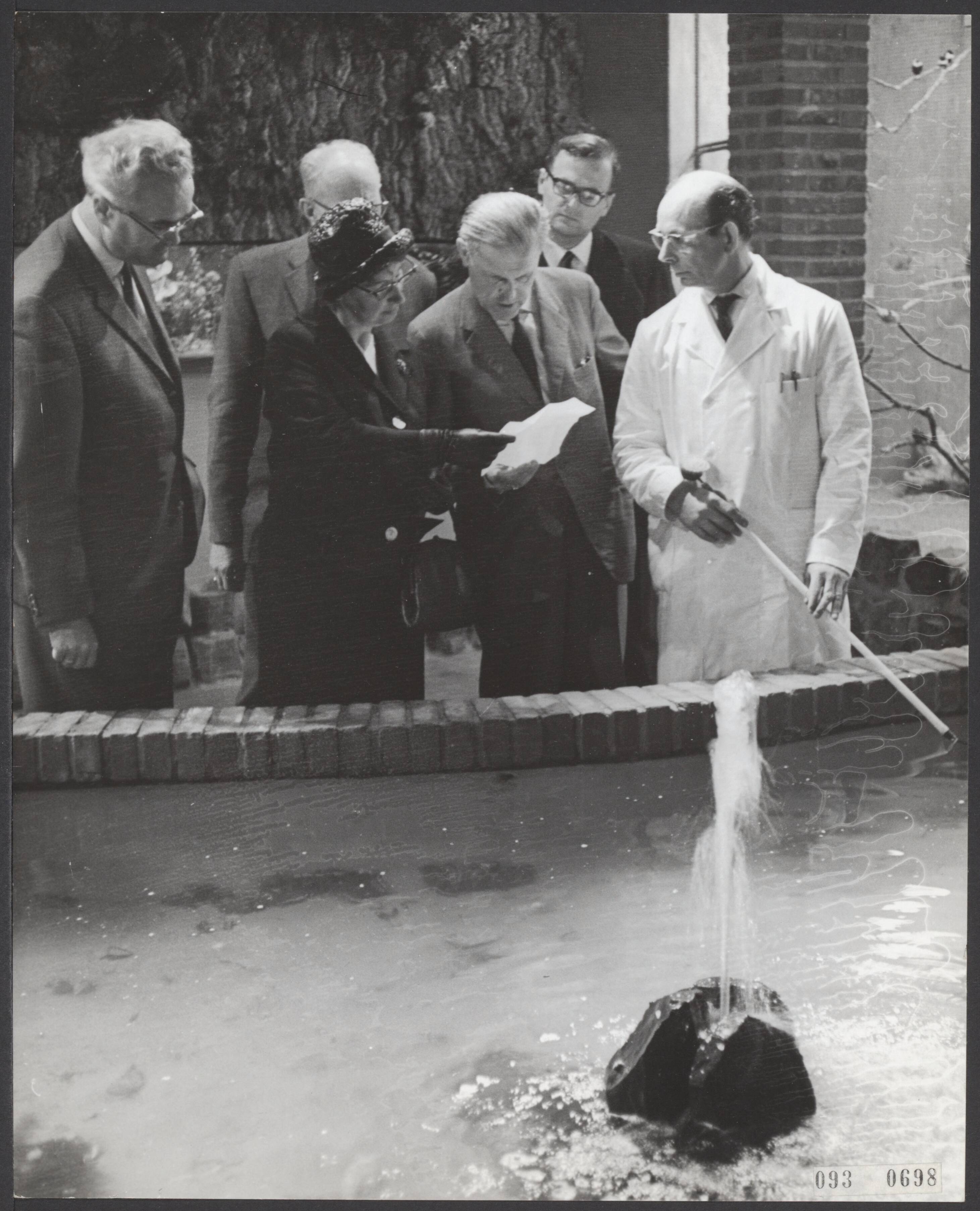 Fotocollectie Elsevier Binnenland — Rechtbankzitting in zee-aquarium te Bergen. De aquariumhouder, de heer De Vries, heeft n.l. een proefproces uitgelokt, door vier toegangskaarten te verkopen zonder het gebruikelijk stempel van de vermakelijkheidsbelasting. Hij meen n.l. dat zijn bedrijf daarvan vrijgesteld zou moeten worden. Hij voerde aan dat studenten op gezette tijden zijn aquarium bezoeken voor studiedoeleinden. vlnr. mr. Op de Haar (rechter), mevr. mr. de Keijzer (rechter), daarachter mr. F. van der Dussen (Officier van Justitie), mr. M.G. Markus (vice-president), mr. J.D. Goederen (griffier) en de heer de Vries (directeur — Foto: Pot, Harry / Anefo. Licentie: Set B: Rechtenvrij / Publiek Domein. Bron: Nationaal Archief. http://hdl.handle.net/10648/ae28ff08-d0b4-102d-bcf8-003048976d84