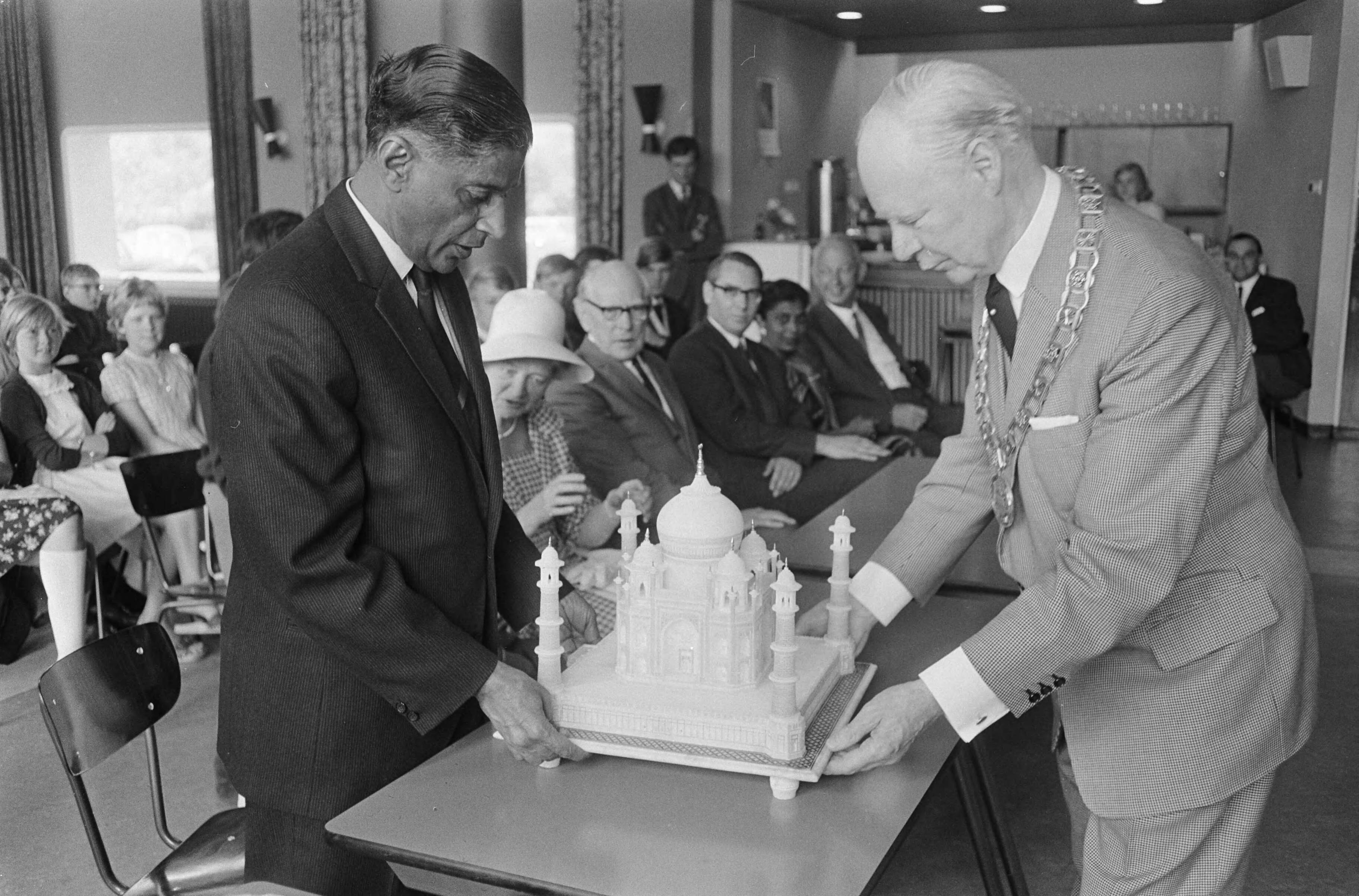 Fotocollectie Anefo — India bedankt Zeist, Indiase ambassadeur Zijne Excellentie Rajkumar Raghunath Sinha overhandigde mr. A.P. Korthals (links) maquette van Taj. Mahal / — Foto: Koch, Eric / Anefo. Licentie: Set B: Rechtenvrij / Publiek Domein. Bron: Nationaal Archief. http://hdl.handle.net/10648/aaedb432-d0b4-102d-bcf8-003048976d84