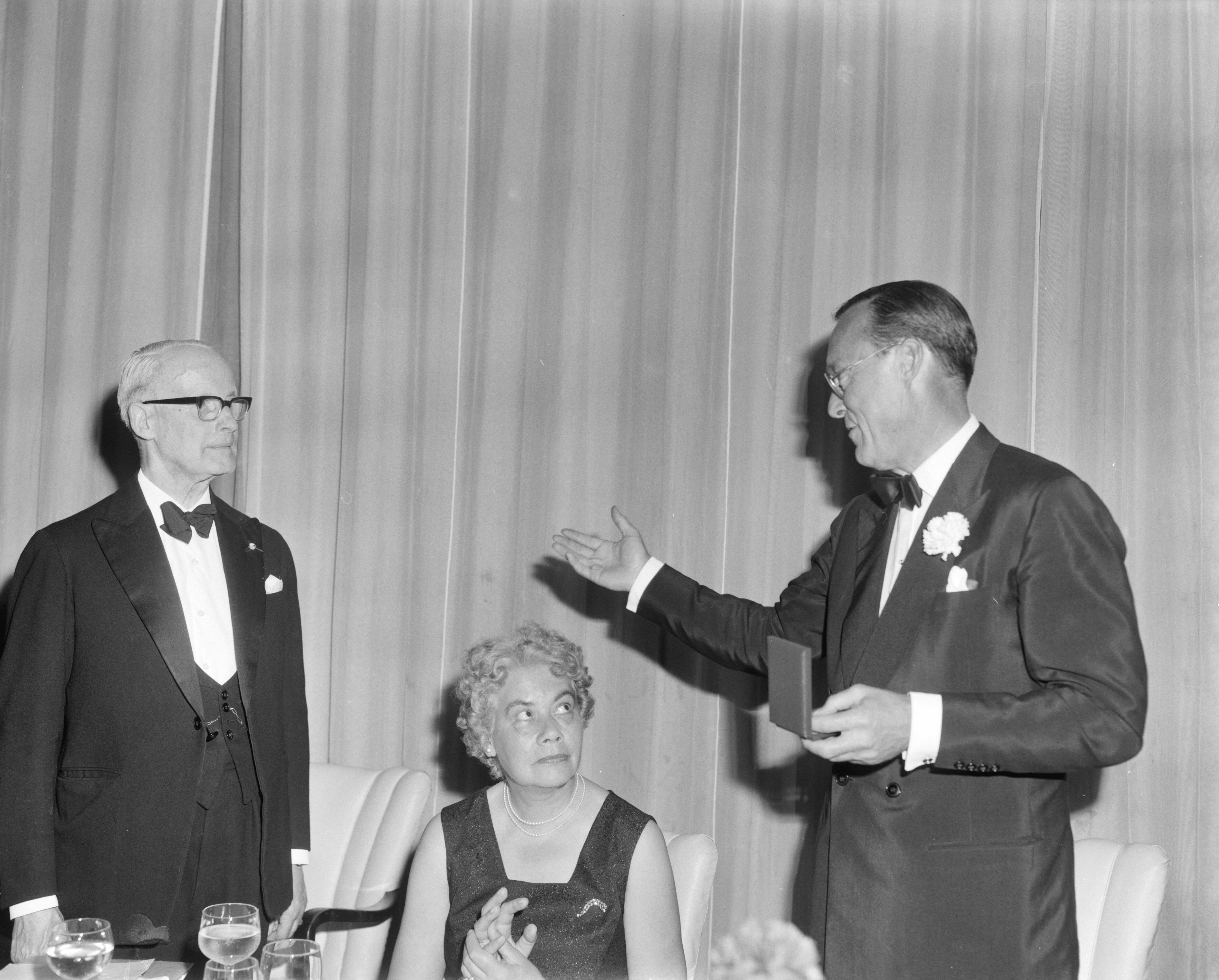 Fotocollectie Anefo — Koninklijke Nederlandse Vereniging "Ons Leger" biedt prins Bernhard de Prins Maurits medaille aan. Jhr. F. Beelaerts van Blokland , mevrouw Calmeyer en prins Bernhard — Foto: Bilsen, Joop van / Anefo. Licentie: Set B: Rechtenvrij / Publiek Domein. Bron: Nationaal Archief. http://hdl.handle.net/10648/aa0d54be-d0b4-102d-bcf8-003048976d84