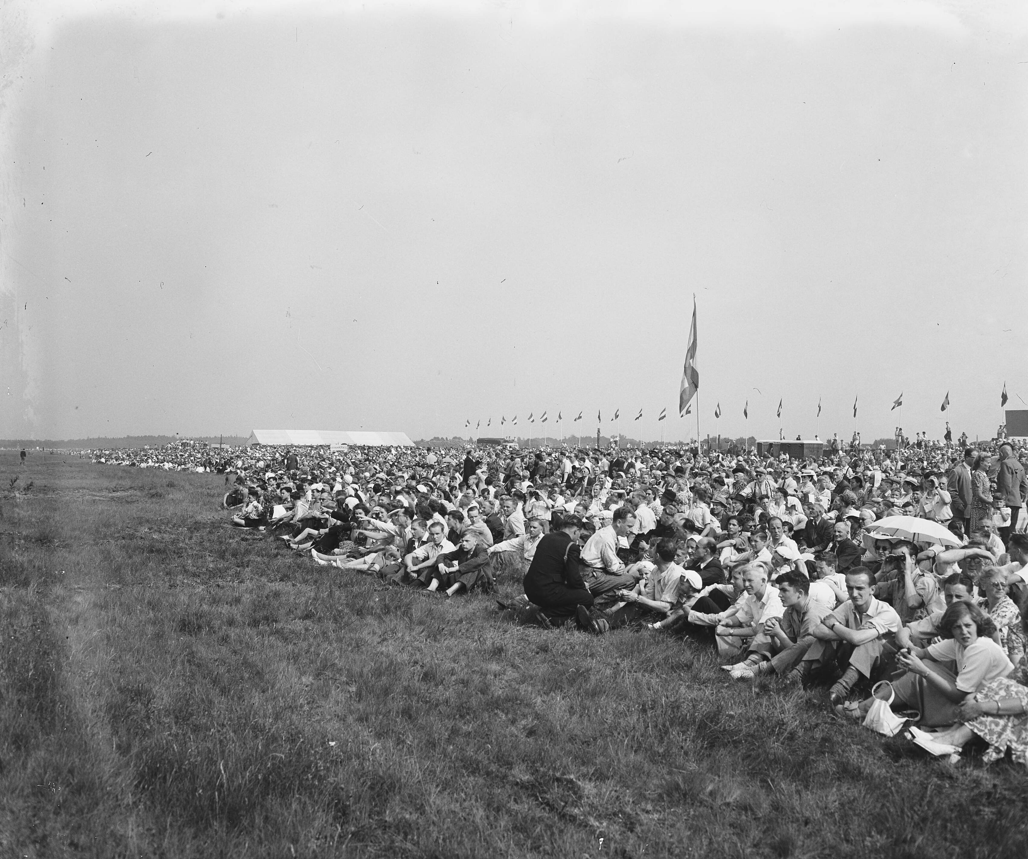 Fotocollectie Anefo — Vliegfeest Soesterberg. Hoe druk het was. Bezoekersoverzicht — Foto: Noske, J.D. / Anefo. Licentie: Set B: Rechtenvrij / Publiek Domein. Bron: Nationaal Archief. http://hdl.handle.net/10648/a8b80d84-d0b4-102d-bcf8-003048976d84