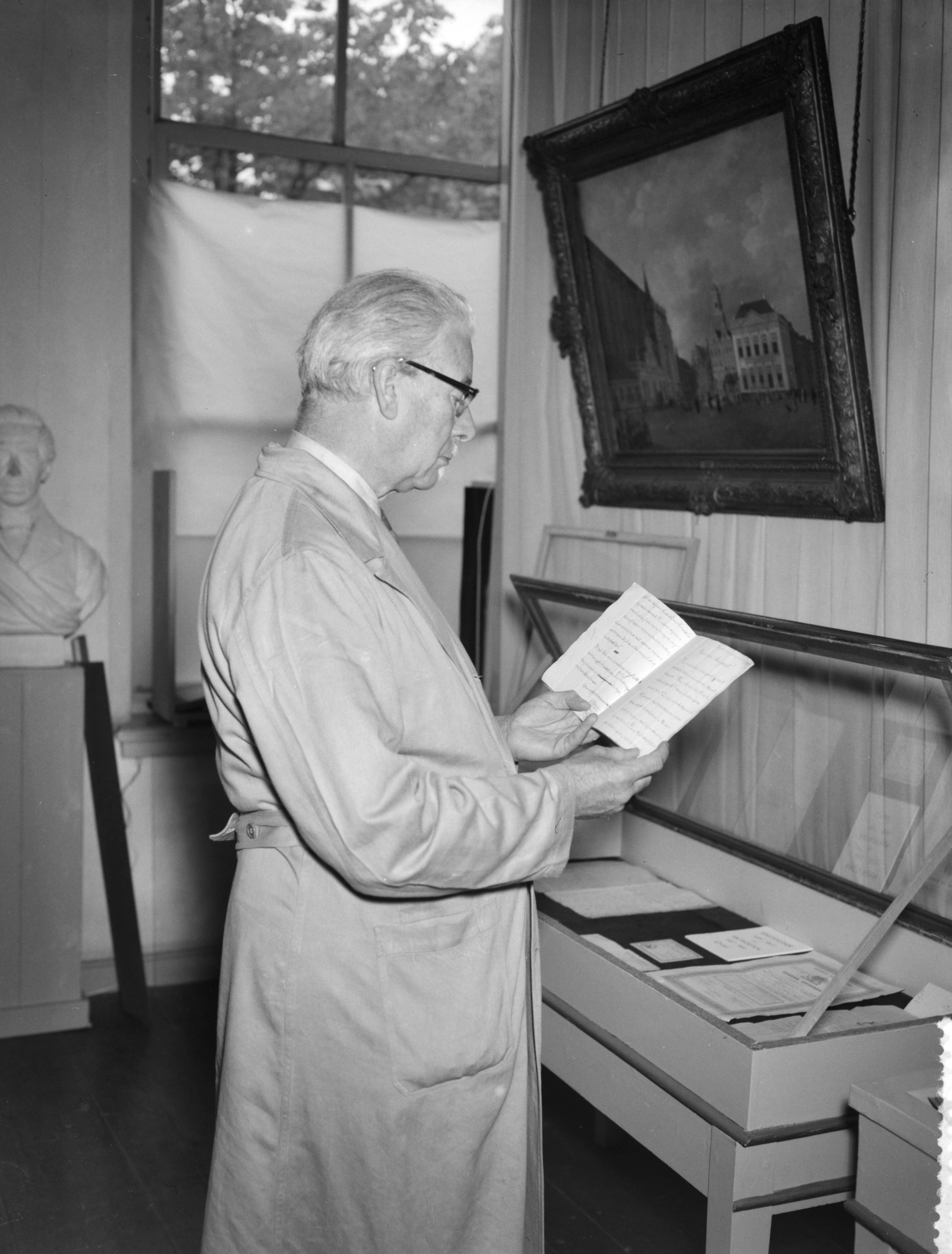 Fotocollectie Anefo — Potgieterherdenking in Zwolle. Inrichten der tentoonstelling — Foto: Rossem, Wim van / Anefo. Licentie: Set B: Rechtenvrij / Publiek Domein. Bron: Nationaal Archief. http://hdl.handle.net/10648/a97f2c5c-d0b4-102d-bcf8-003048976d84