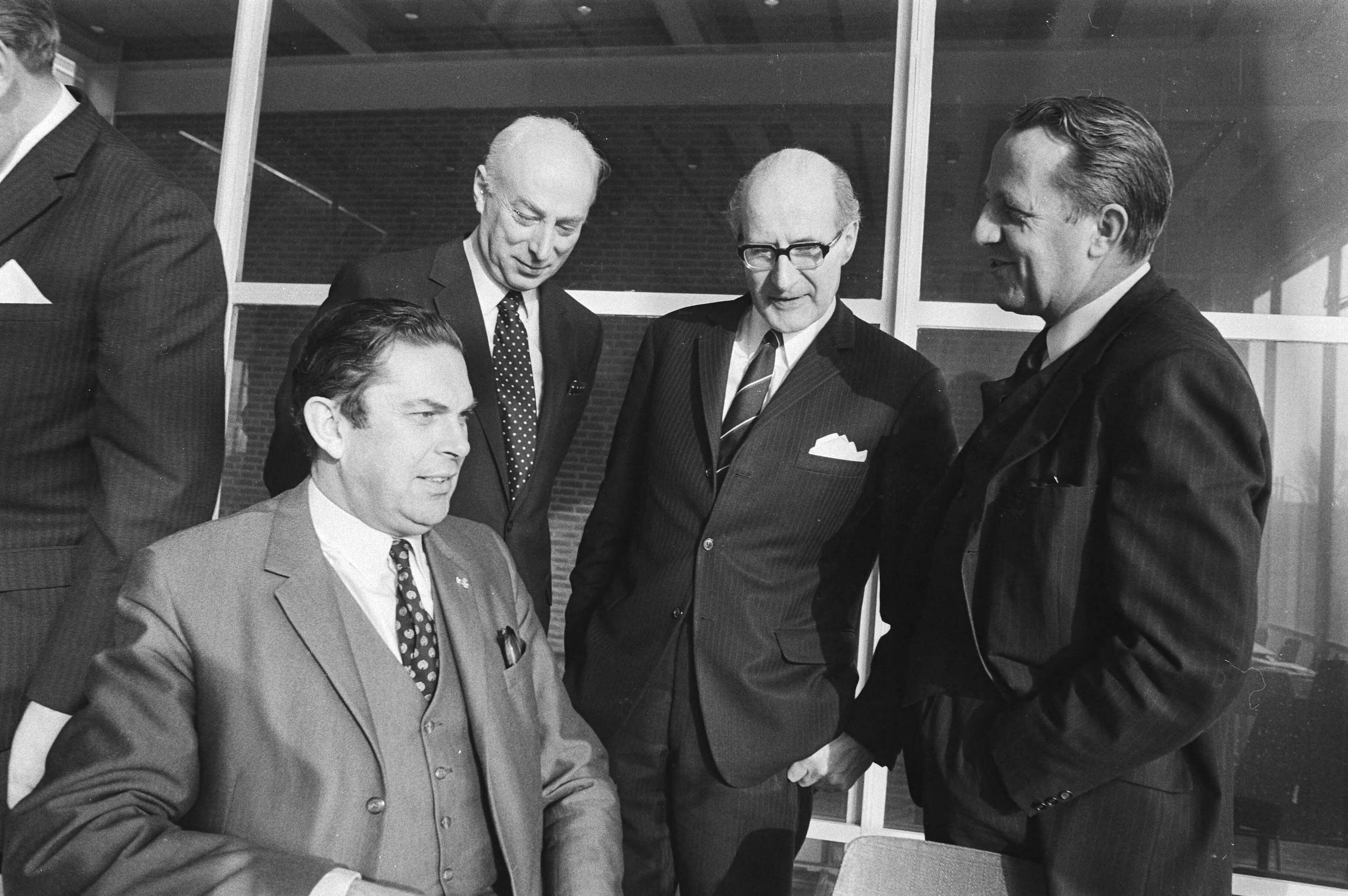 Fotocollectie Anefo — ARP-vergadering over gemeenschappelijk urgentieprogramma met CHU en KVP, Utrecht; Biesheuvel, Bakker, Schut, voorzitter Veerman — Foto: Verhoeff, Bert / Anefo. Licentie: Set B: Rechtenvrij / Publiek Domein. Bron: Nationaal Archief. http://hdl.handle.net/10648/abacf86a-d0b4-102d-bcf8-003048976d84