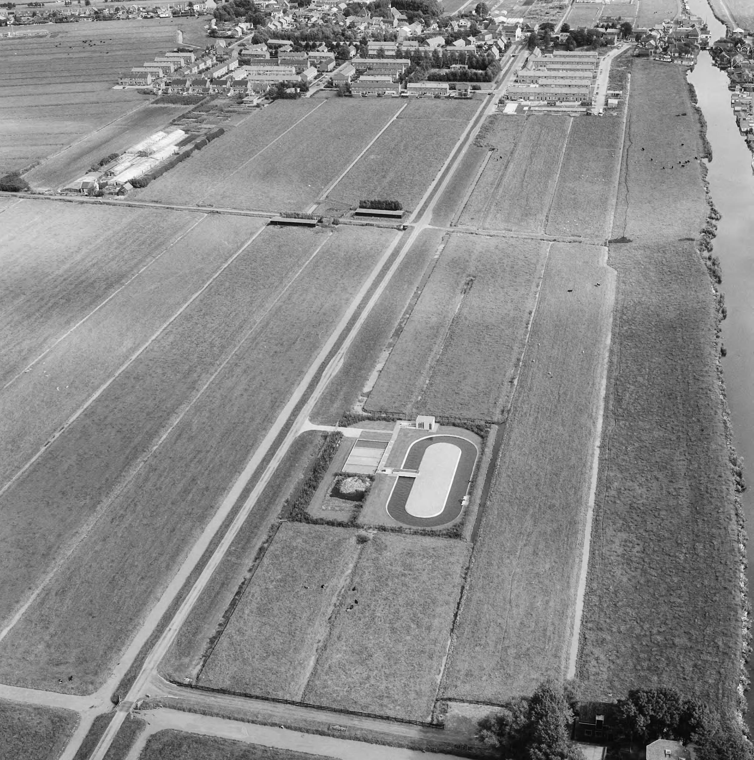 Fotocollectie Nederlandse Heidemaatschappij — Luchtopname. Waterzuiveringsinstallatie bij Leimuiden — Foto: Fotograaf Onbekend / Heidemij. Licentie: Set B: Rechtenvrij / Publiek Domein. Bron: Nationaal Archief. http://hdl.handle.net/10648/ae4fe532-d0b4-102d-bcf8-003048976d84