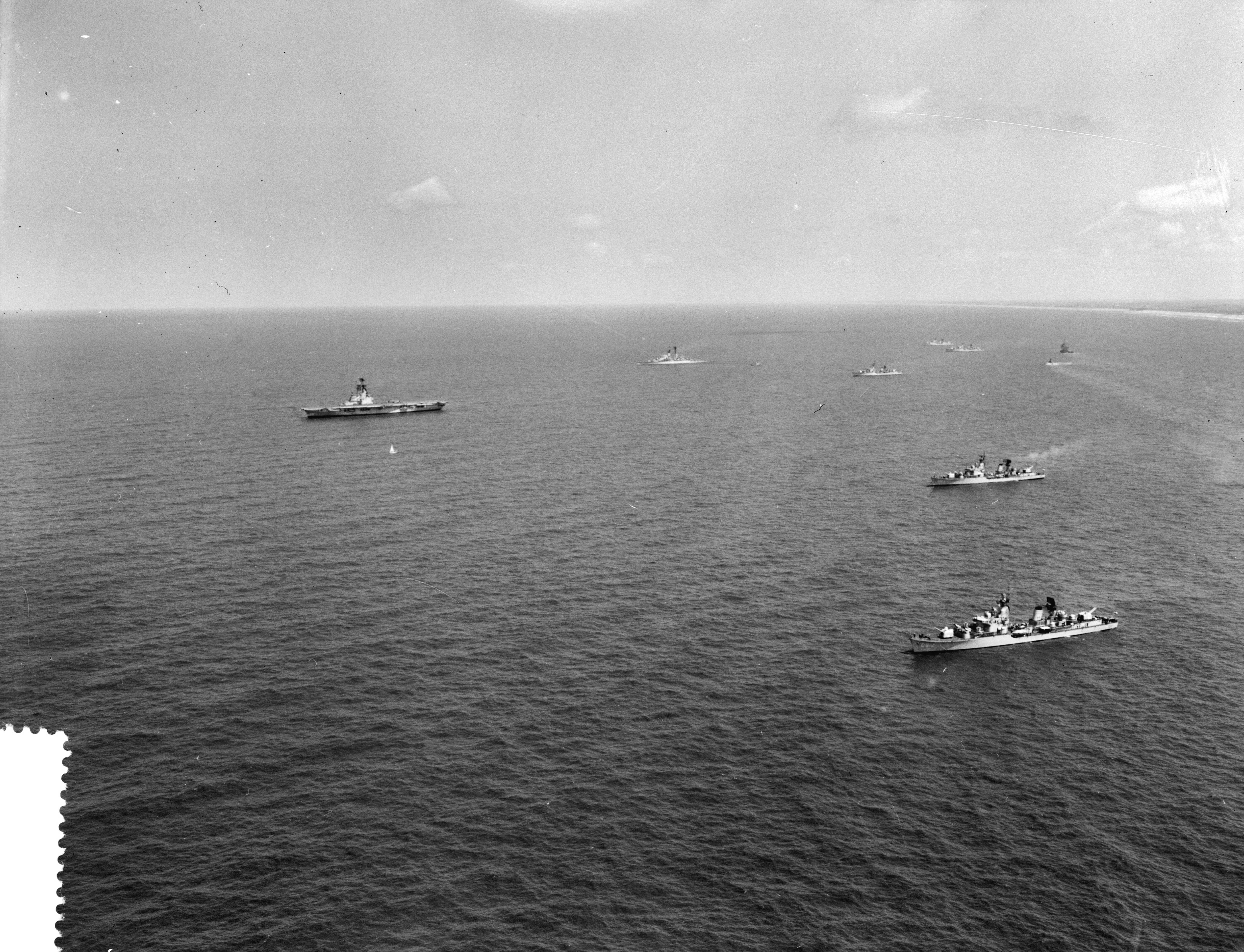 Fotocollectie Anefo — Vlootschouw bij Scheveningen (luchtopnamen) — Foto: Rossem, Wim van / Anefo. Licentie: Set B: Rechtenvrij / Publiek Domein. Bron: Nationaal Archief. http://hdl.handle.net/10648/a9db86fa-d0b4-102d-bcf8-003048976d84