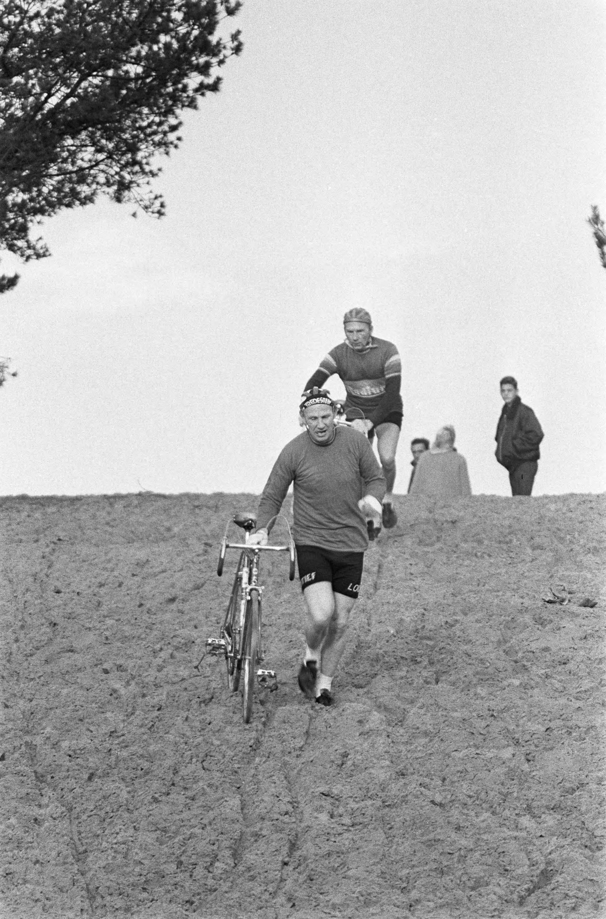 Fotocollectie Anefo — Eerste nationale Cycle Cross in Bilthoven, overzichten — Foto: Gelderen, Hugo van / Anefo. Licentie: Set B: Rechtenvrij / Publiek Domein. Bron: Nationaal Archief. http://hdl.handle.net/10648/aa84d3cc-d0b4-102d-bcf8-003048976d84