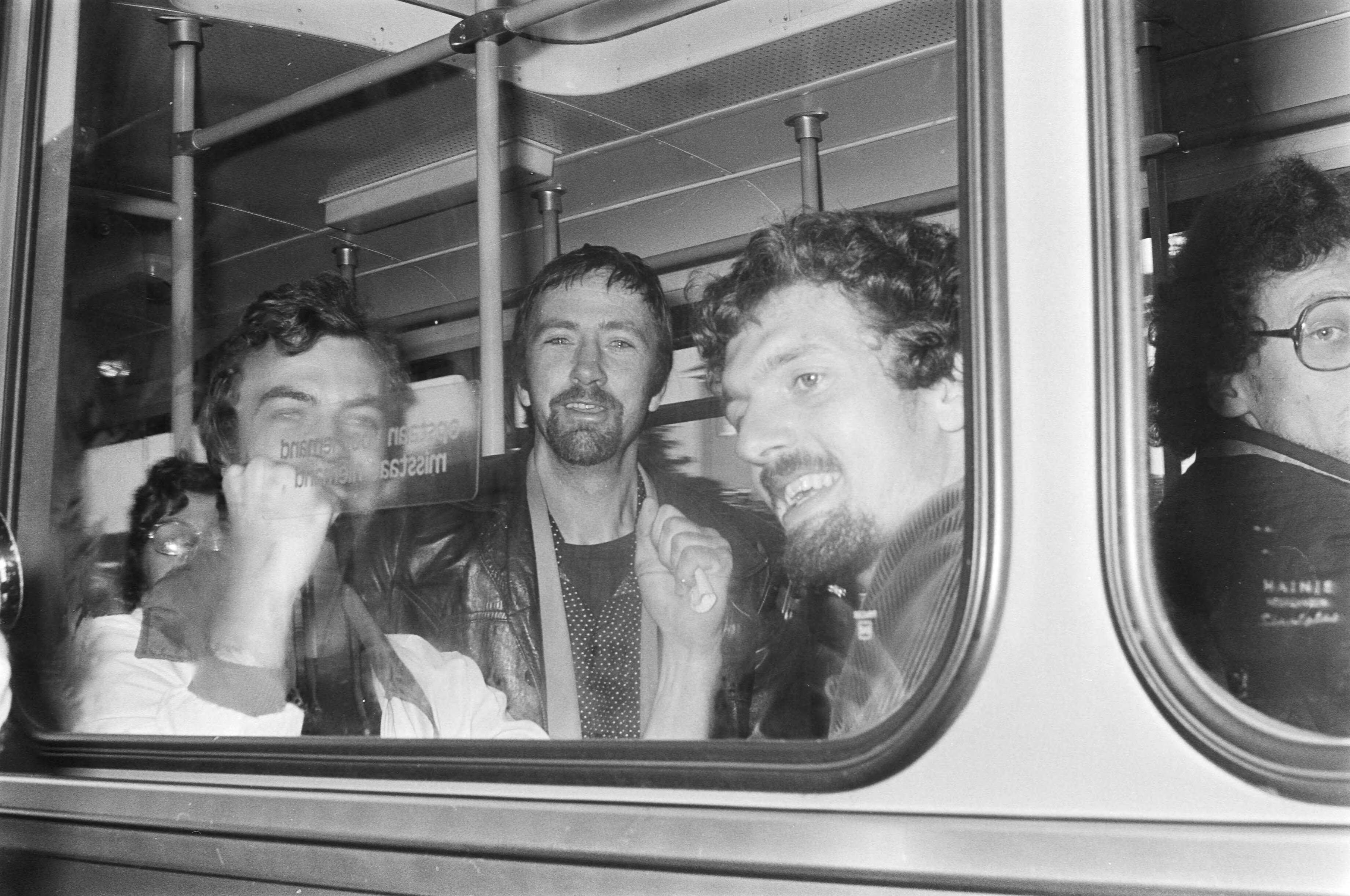 Fotocollectie Anefo — Afloop gijzeling bij De Punt ; aankomst bevrijde gijzelaars bij Academisch Ziekenhuis Groningen in bus en lichtgewonde vrouw bij aankomst — Foto: Suyk, Koen / Anefo. Licentie: Set B: Rechtenvrij / Publiek Domein. Bron: Nationaal Archief. http://hdl.handle.net/10648/ac9d9c5c-d0b4-102d-bcf8-003048976d84