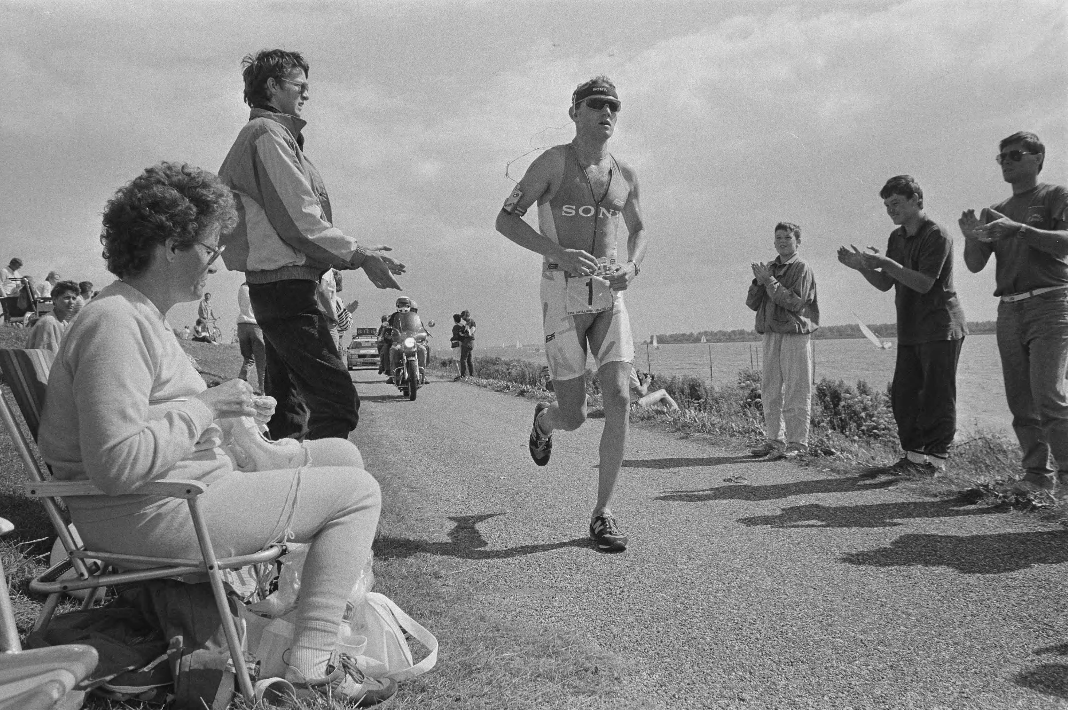Fotocollectie Anefo — Triathlon in Almere; Axel Koenders tijdens de triathlon lopen — Foto: Molendijk, Bart / Anefo. Licentie: Set B: Rechtenvrij / Publiek Domein. Bron: Nationaal Archief. http://hdl.handle.net/10648/ad630ffa-d0b4-102d-bcf8-003048976d84