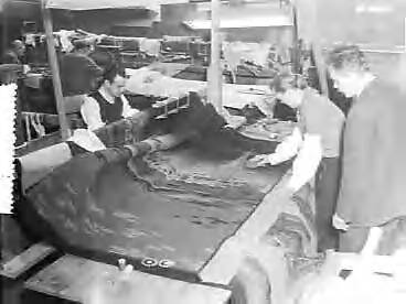 Fotocollectie Anefo — Weven en maken van wandtapijt "Gezicht op Zutphen" in het atelier "Werkplaats tot Herstel van Antiek Textiel" te Haarlem — Foto: Pot, Harry / Anefo. Licentie: Set B: Rechtenvrij / Publiek Domein. Bron: Nationaal Archief. http://hdl.handle.net/10648/a955c7a4-d0b4-102d-bcf8-003048976d84