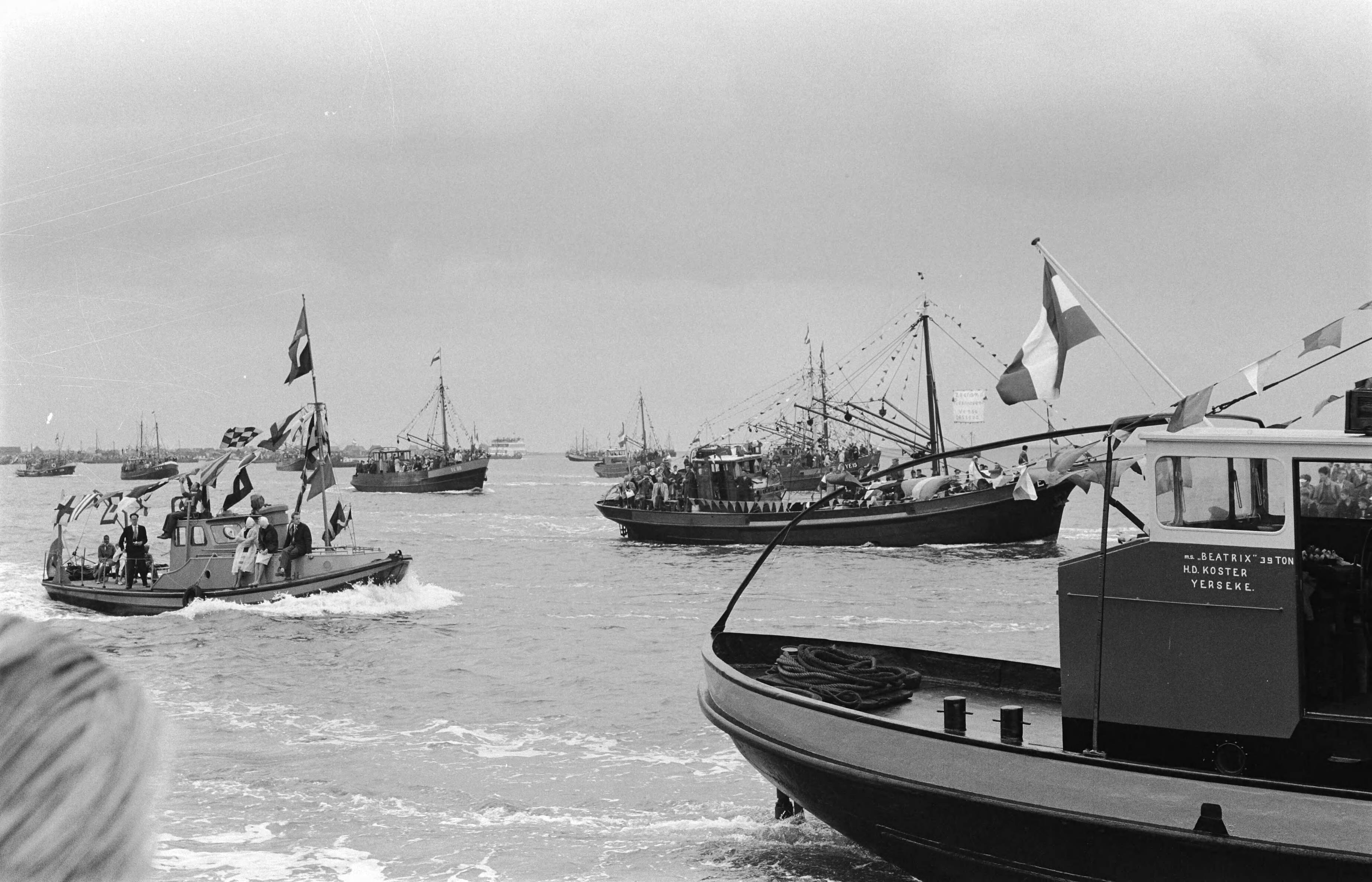 Fotocollectie Anefo — Oesterfeest in Yerseke. Uitvaren van de vloot — Foto: Pot, Harry / Anefo. Licentie: Set B: Rechtenvrij / Publiek Domein. Bron: Nationaal Archief. http://hdl.handle.net/10648/a9e19edc-d0b4-102d-bcf8-003048976d84