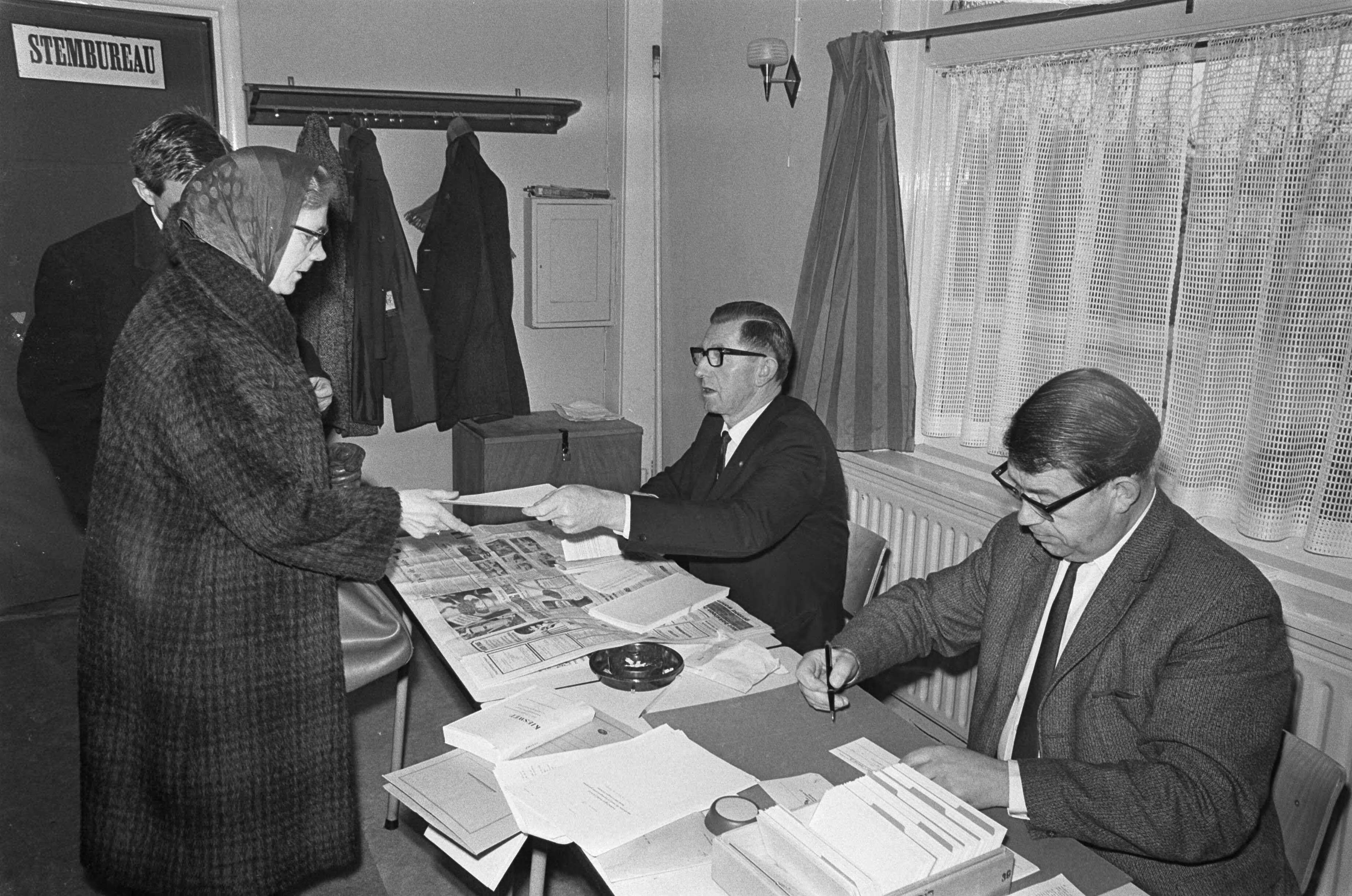 Fotocollectie Anefo — Boer Koekoek was ook lid van een stembureau in Den Haag — Foto: Kroon, Ron / Anefo. Licentie: Set B: Rechtenvrij / Publiek Domein. Bron: Nationaal Archief. http://hdl.handle.net/10648/ab0fe28c-d0b4-102d-bcf8-003048976d84