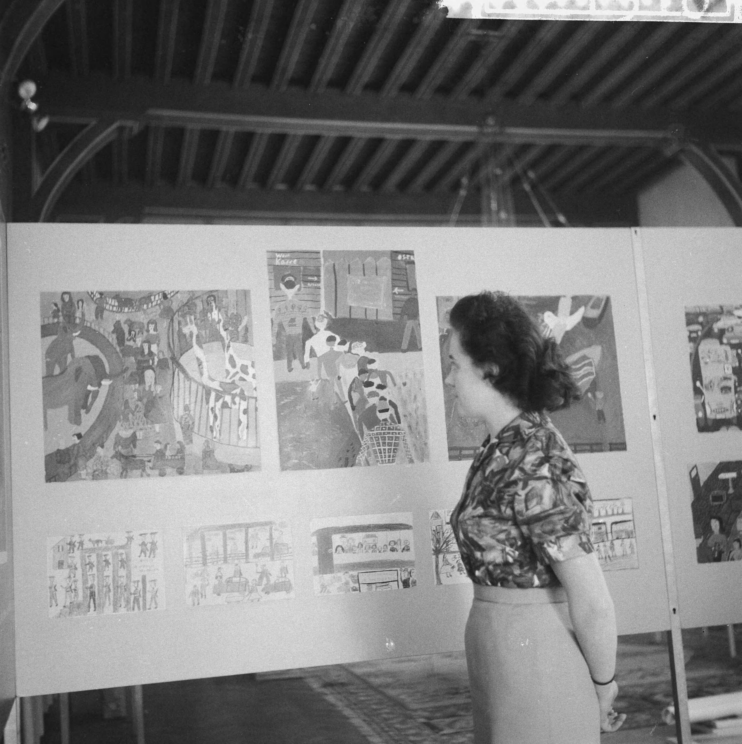 Inrichten van de tentoonstelling "Berlijn bolwerk der vrijheid" te Den Haag — Foto: Rossem, Wim van / Anefo. — Licentie: Set B: Rechtenvrij / Publiek Domein. Bron: Nationaal Archief. http://hdl.handle.net/10648/a9caf330-d0b4-102d-bcf8-003048976d84