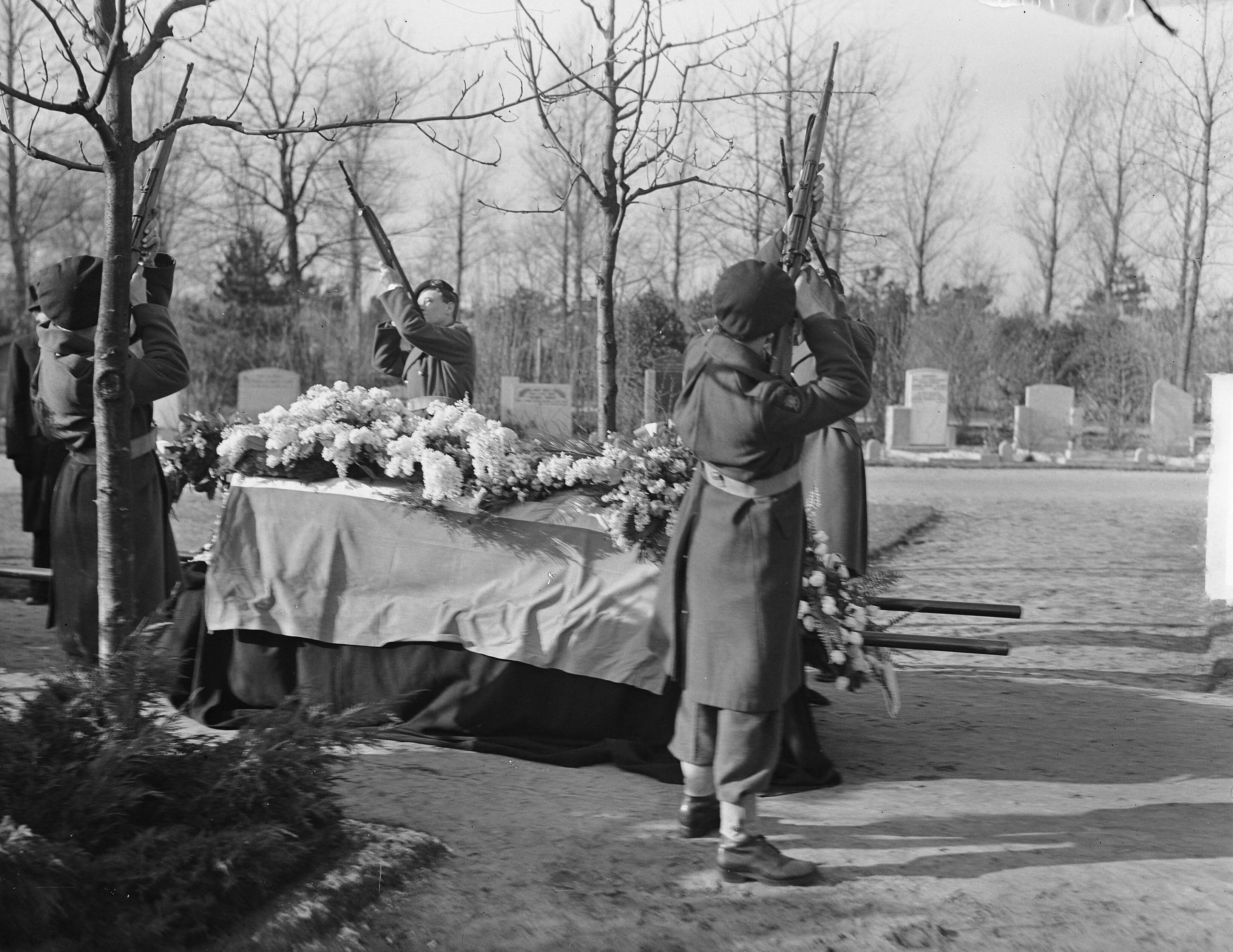Fotocollectie Anefo — Begrafenis Haarlem. P. J. J. Gartelaars. Marvo — Foto: Averink, […] / Anefo. Licentie: Set B: Rechtenvrij / Publiek Domein. Bron: Nationaal Archief. http://hdl.handle.net/10648/a8c35e8c-d0b4-102d-bcf8-003048976d84