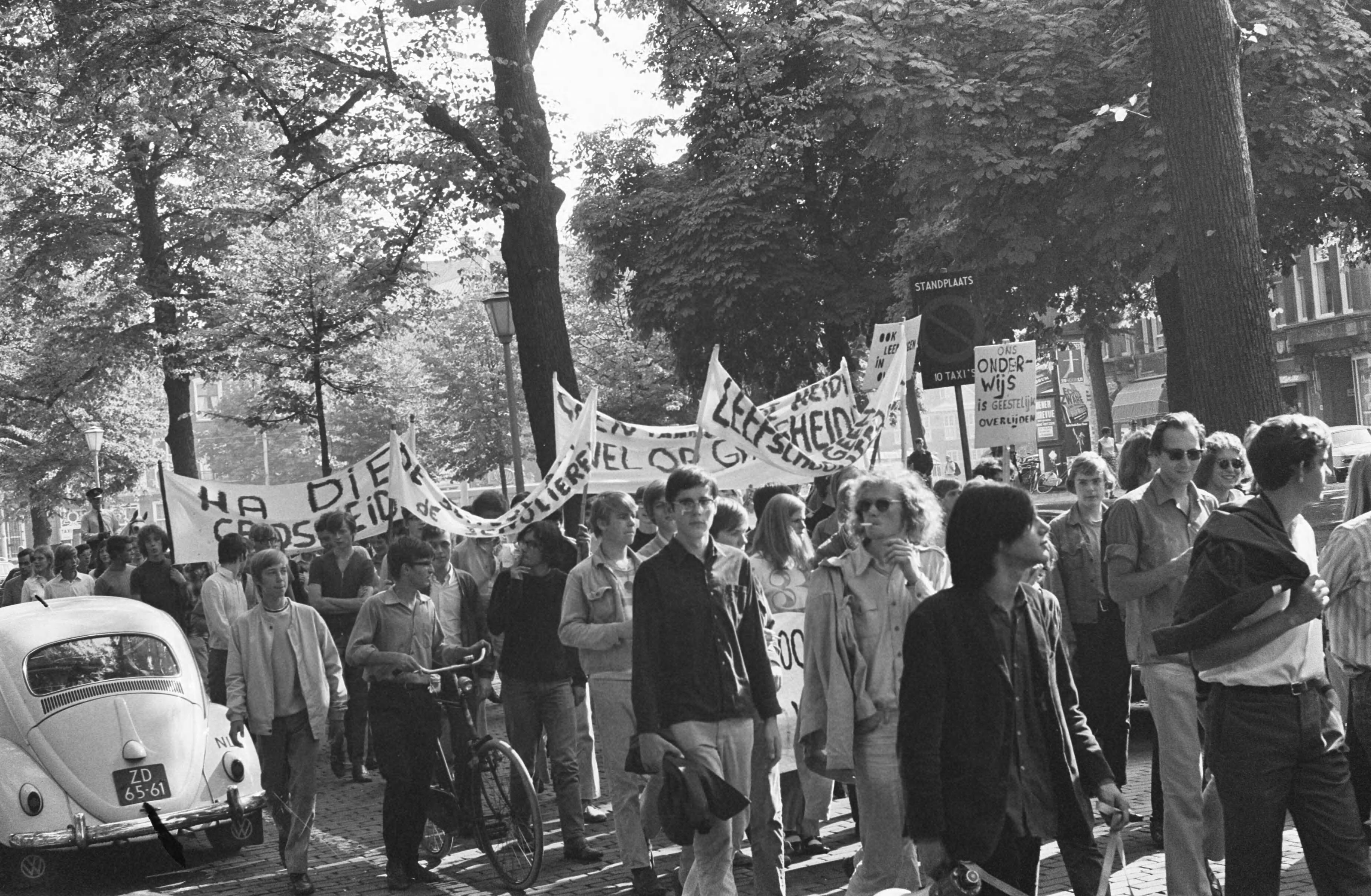 Fotocollectie Anefo — Scholieren, Den Haag , houden protestdemonstratie met spandoeken — Foto: Verhoeff, Bert / Anefo. Licentie: Set B: Rechtenvrij / Publiek Domein. Bron: Nationaal Archief. http://hdl.handle.net/10648/ab799b78-d0b4-102d-bcf8-003048976d84