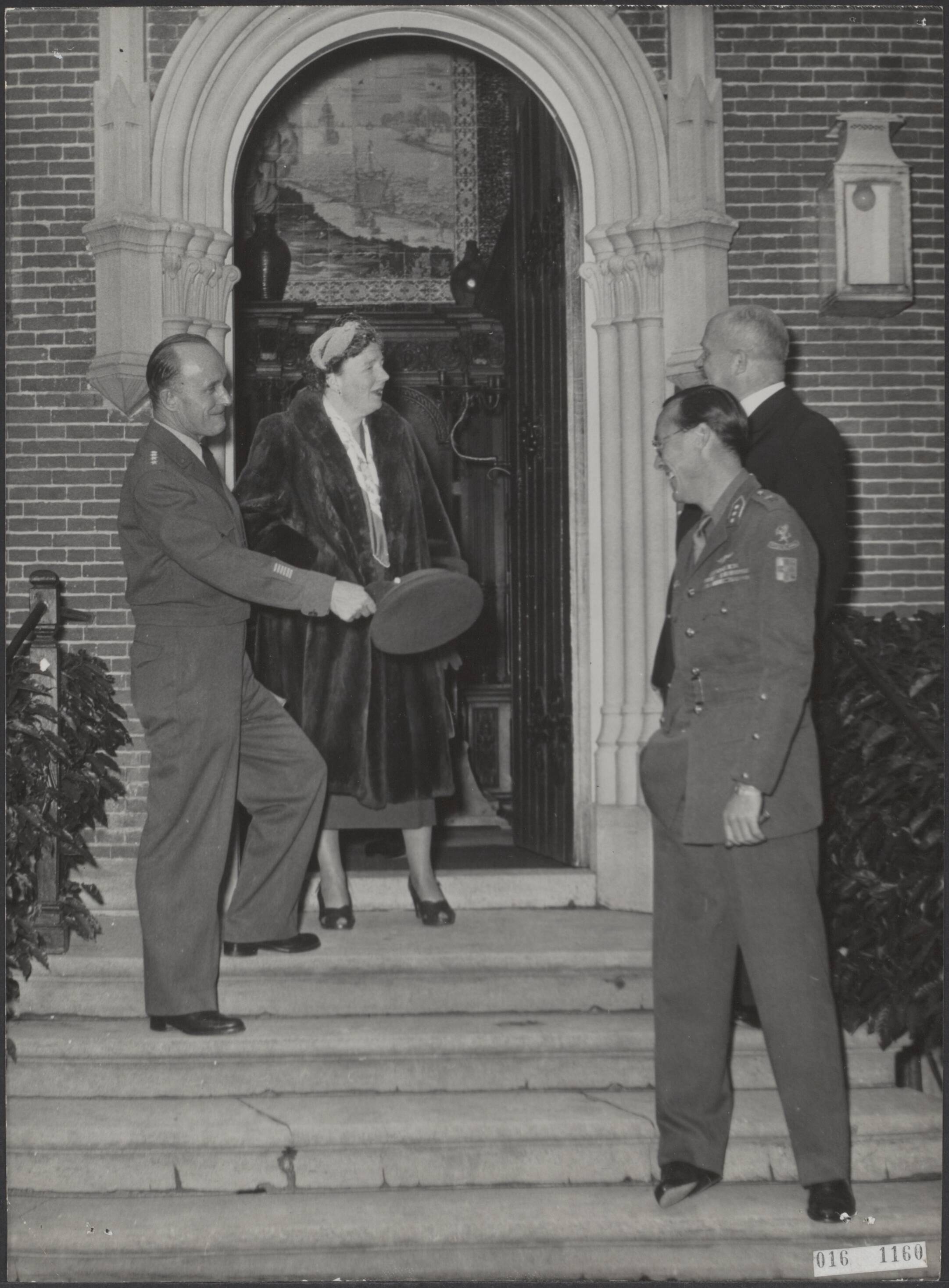 Fotocollectie Elsevier Binnenland — Koningin Juliana en prins Bernhard hebben generaal A. Gruenther (met pet zwaaiend) op het buiten Raaphorst [Raephorst] te Wassenaar ontvangen — Foto: Fotograaf Onbekend / Anefo. Licentie: Set B: Rechtenvrij / Publiek Domein. Bron: Nationaal Archief. http://hdl.handle.net/10648/adbb91ac-d0b4-102d-bcf8-003048976d84