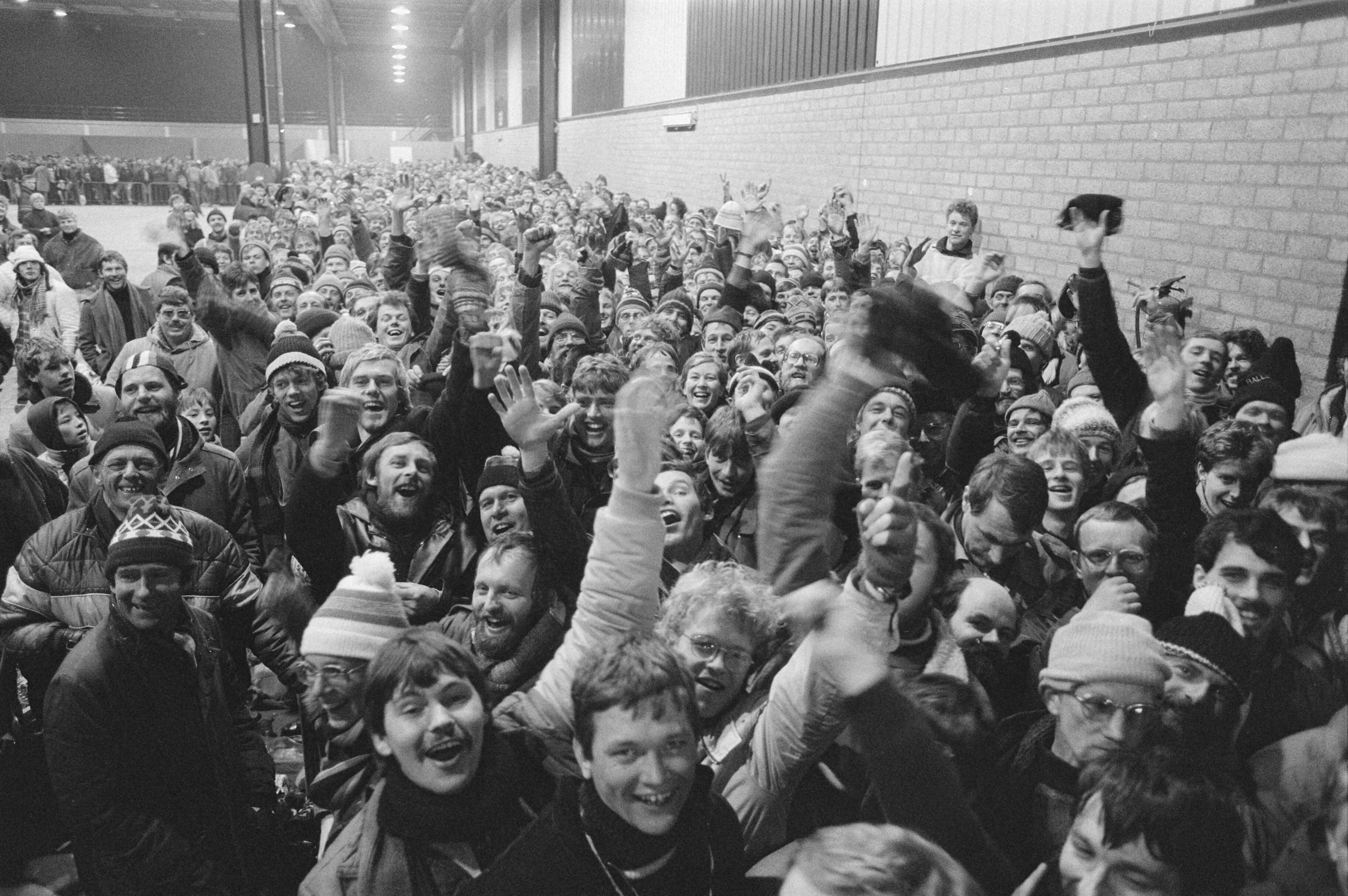 Fotocollectie Anefo — Inschrijving Elstedentocht Leeuwarden; uren voor de inschrijving begon stond er al een zingende menigte in de Frieslandhal in Leeuwarden — Foto: Croes, Rob C. / Anefo. Licentie: Set B: Rechtenvrij / Publiek Domein. Bron: Nationaal Archief. http://hdl.handle.net/10648/ad434be8-d0b4-102d-bcf8-003048976d84