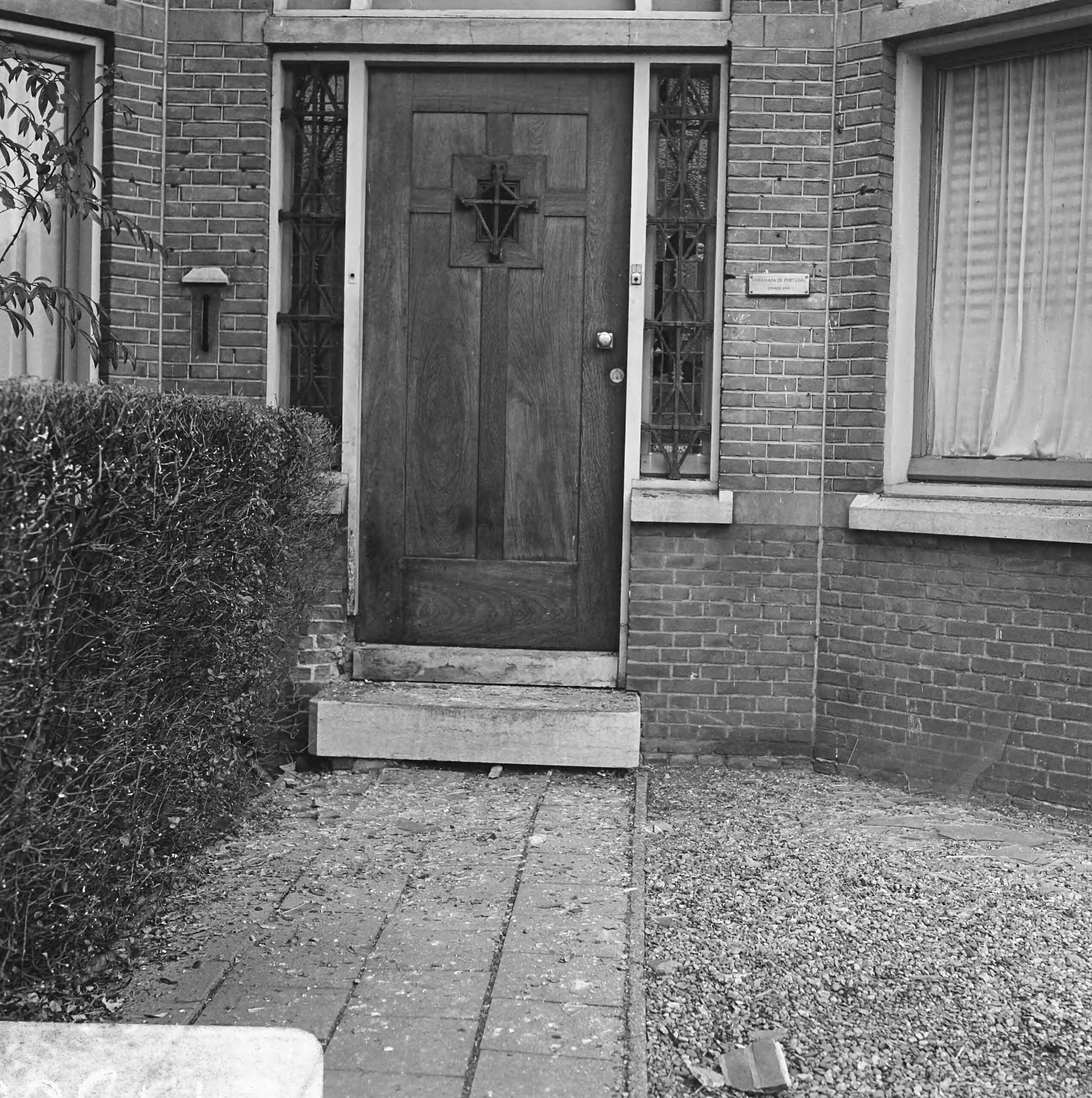 Fotocollectie Anefo — Bomaanslagen op ambassades te Den Haag . Portugese Legatie stenen uit stoep, ruiten stuk, glas op tuinpad — Foto: Behrens, Herbert F. / Anefo. Licentie: Set B: Rechtenvrij / Publiek Domein. Bron: Nationaal Archief. http://hdl.handle.net/10648/ab383886-d0b4-102d-bcf8-003048976d84