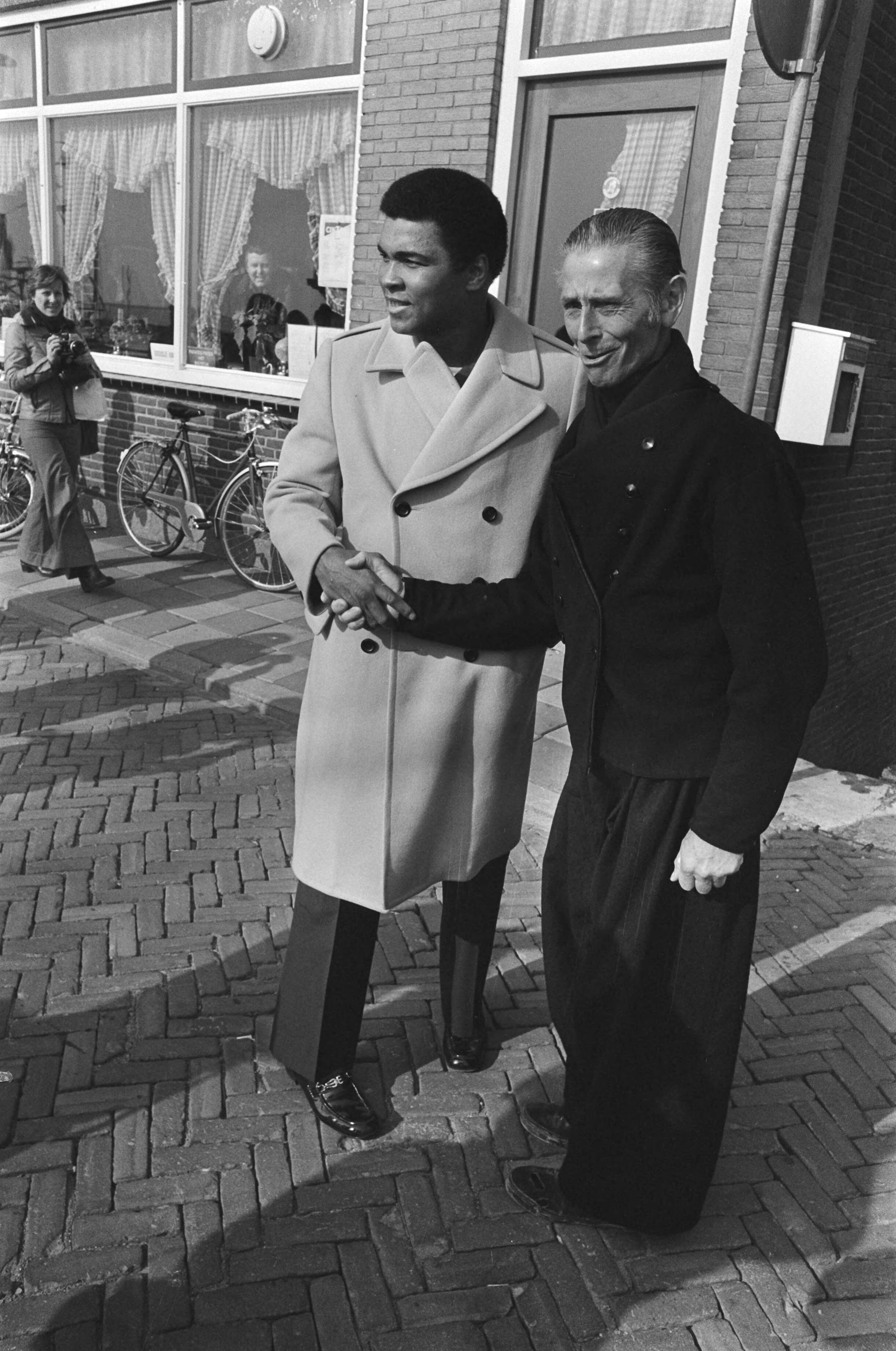 Fotocollectie Anefo — Mohammed Ali bezoekt Volendam; Ali wandelt in Volendam — Foto: Verhoeff, Bert / Anefo. Licentie: Set B: Rechtenvrij / Publiek Domein. Bron: Nationaal Archief. http://hdl.handle.net/10648/ac7ecc5a-d0b4-102d-bcf8-003048976d84